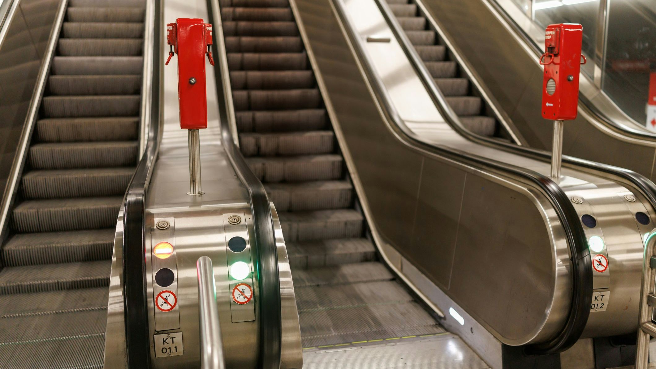 Nach wenigen Sekunden brach die Frau in der Rolltreppe ein. (Symbolbild)