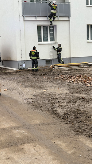 Balkontür-Einsatz in Wien: Feuerwehr rettet Mutter nach Aussperrung in Simmering. Schneller Einsatz, Mutter und Kind wohlauf.