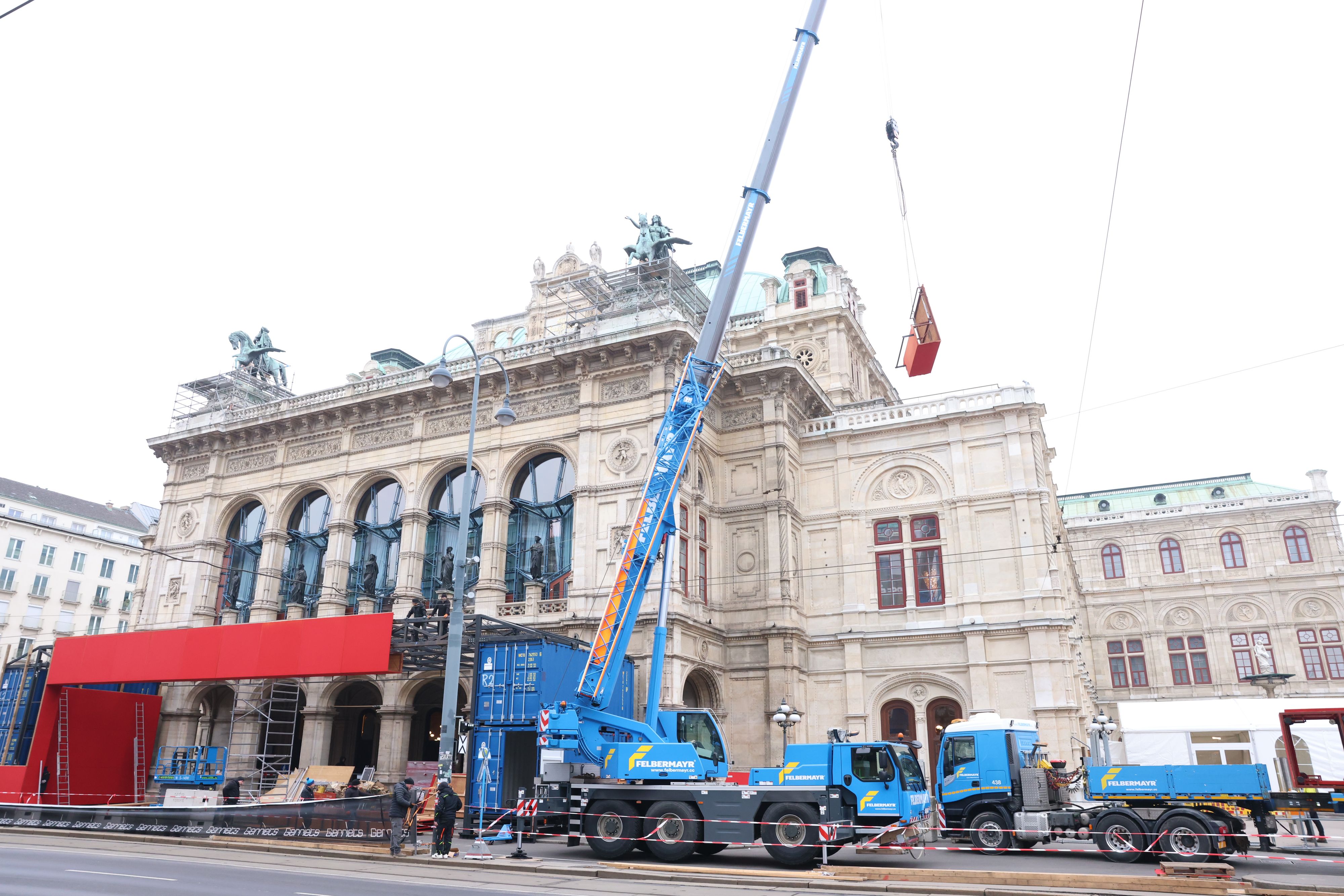 Die Vorbereitungen für den Opernball laufen bereits auf Hochtouren.