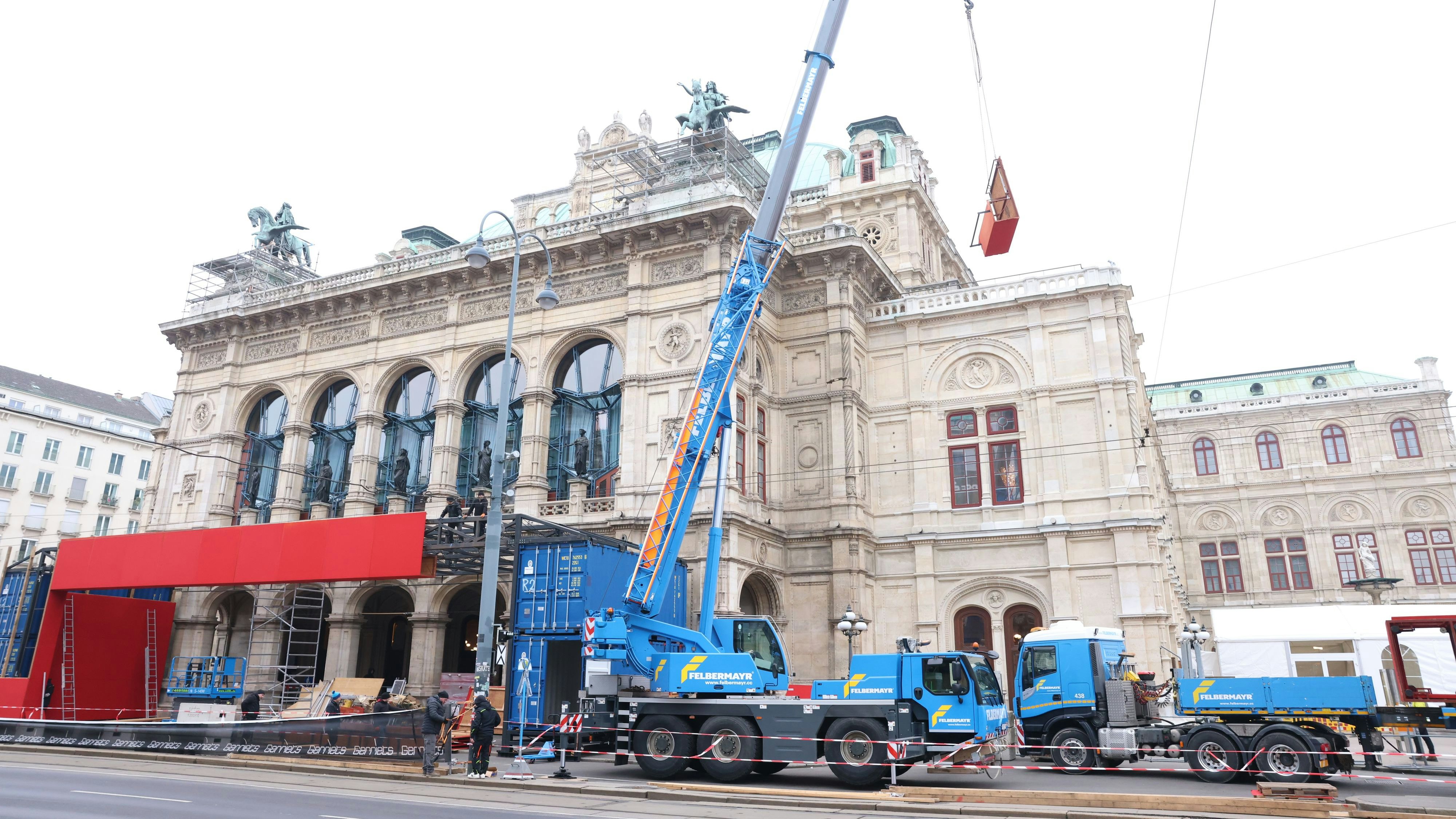 Heute.at - Noch tanzen die Kräne – Opernball-Aufbau auf Hochtouren