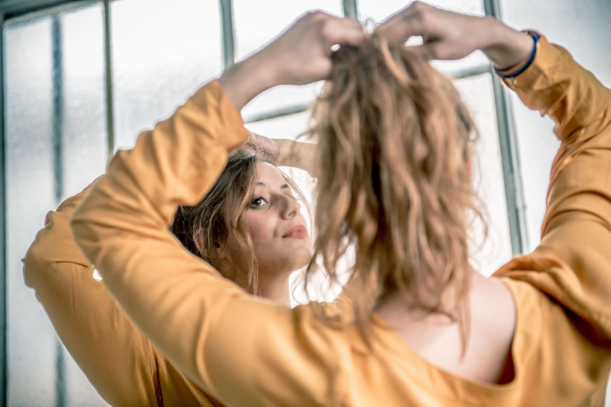 Entscheidend ist beim Aussie Slick-Back die Kombination von streng und locker.