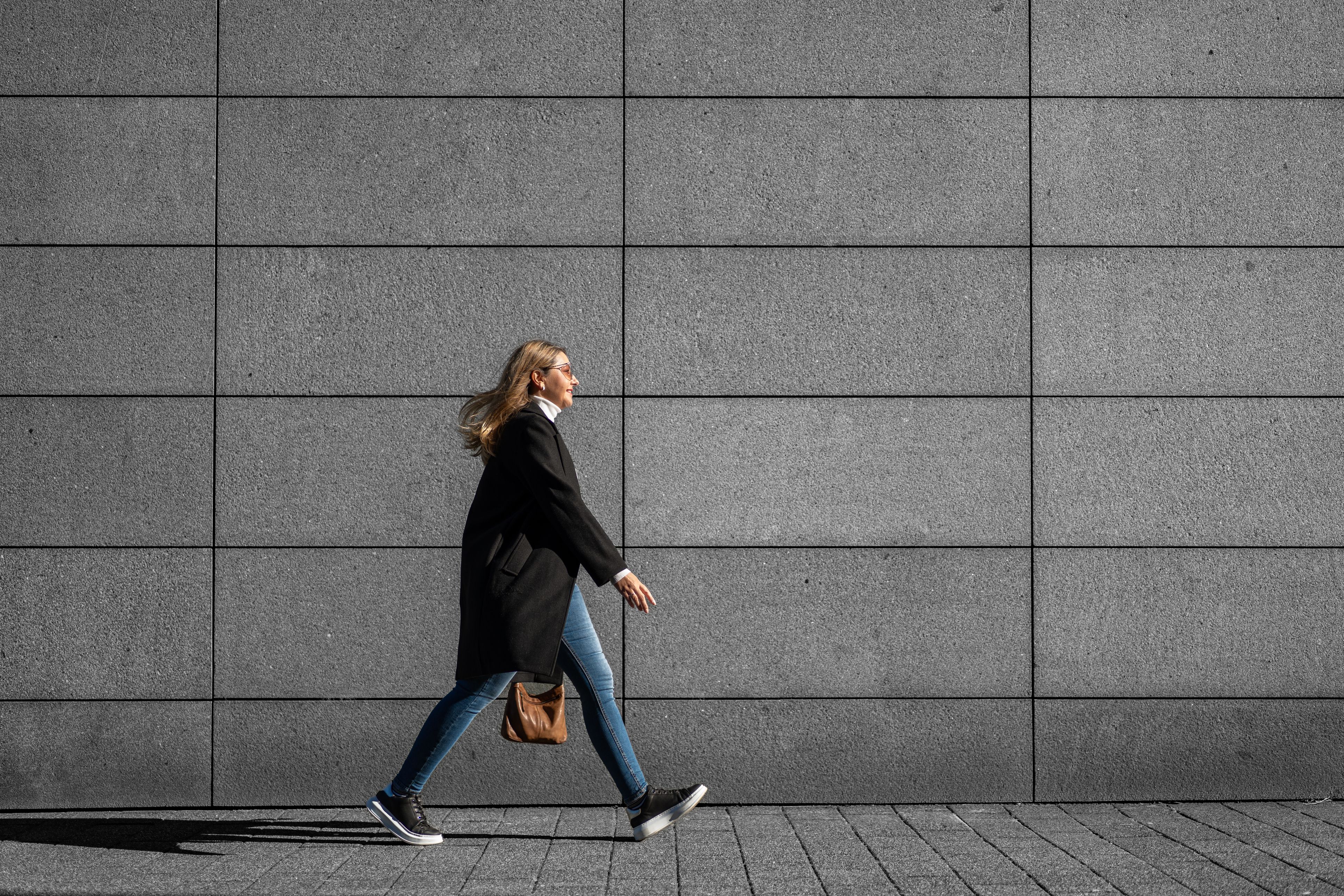 Beim Rückwärtsgehen wird die Balance geschult und das Gehirn stärker gefordert.