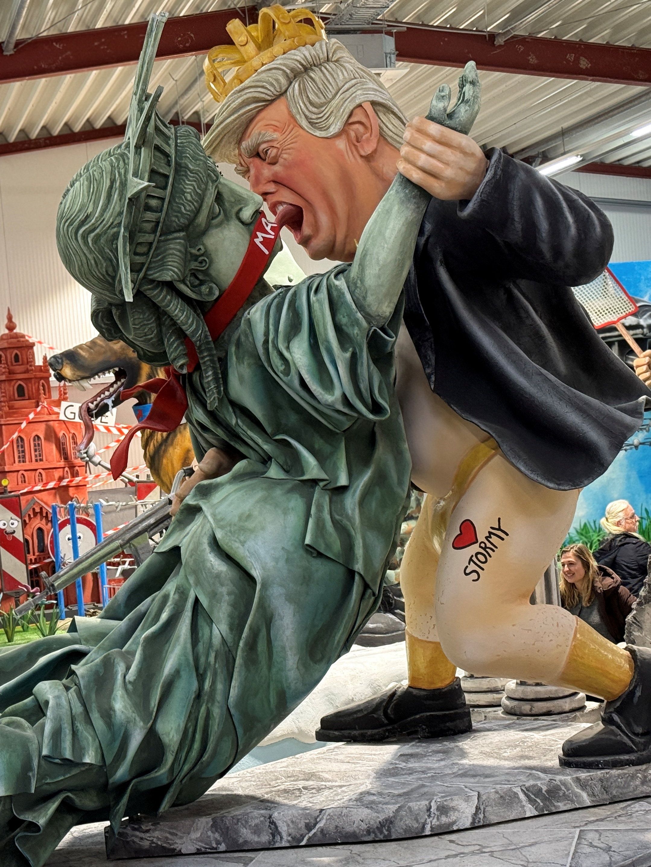 Ein lüsterner US-Präsident vergeht sich an der Freiheitsstatue – so wird Trump am Rosenmontag 2026 am Mainzer Karnevalsumzug vorgeführt.