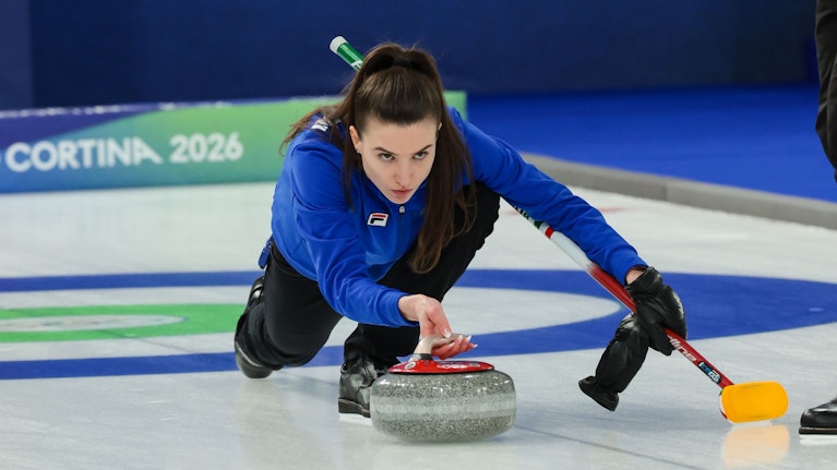 Wenn Steine mit ruhiger Hand übers Eis geschoben werden, ist Curlingzeit bei Olympia. Die ehemalige Randsportart hat sich zum Quotenrenner gemausert. Und mit der Italienerin Stefania Constantini ihren ersten Superstar. Warum Curling plötzlich cool ist.
