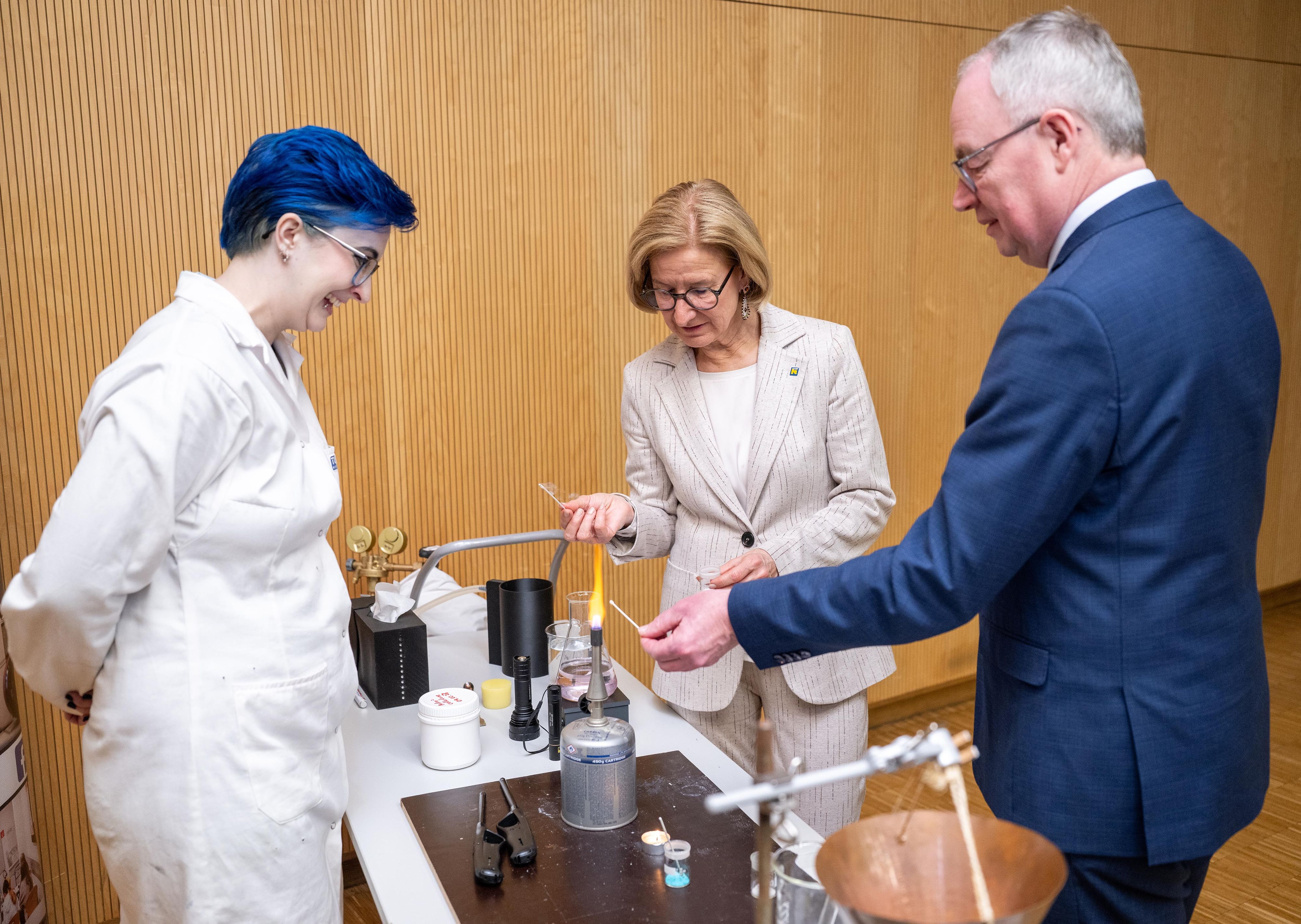 Landeshauptfrau Johanna Mikl-Leitner (m.) und LH-Stellvertreter Stephan Pernkopf mit der Chemikerin Stefanie Allworth von „Chemie on tour“