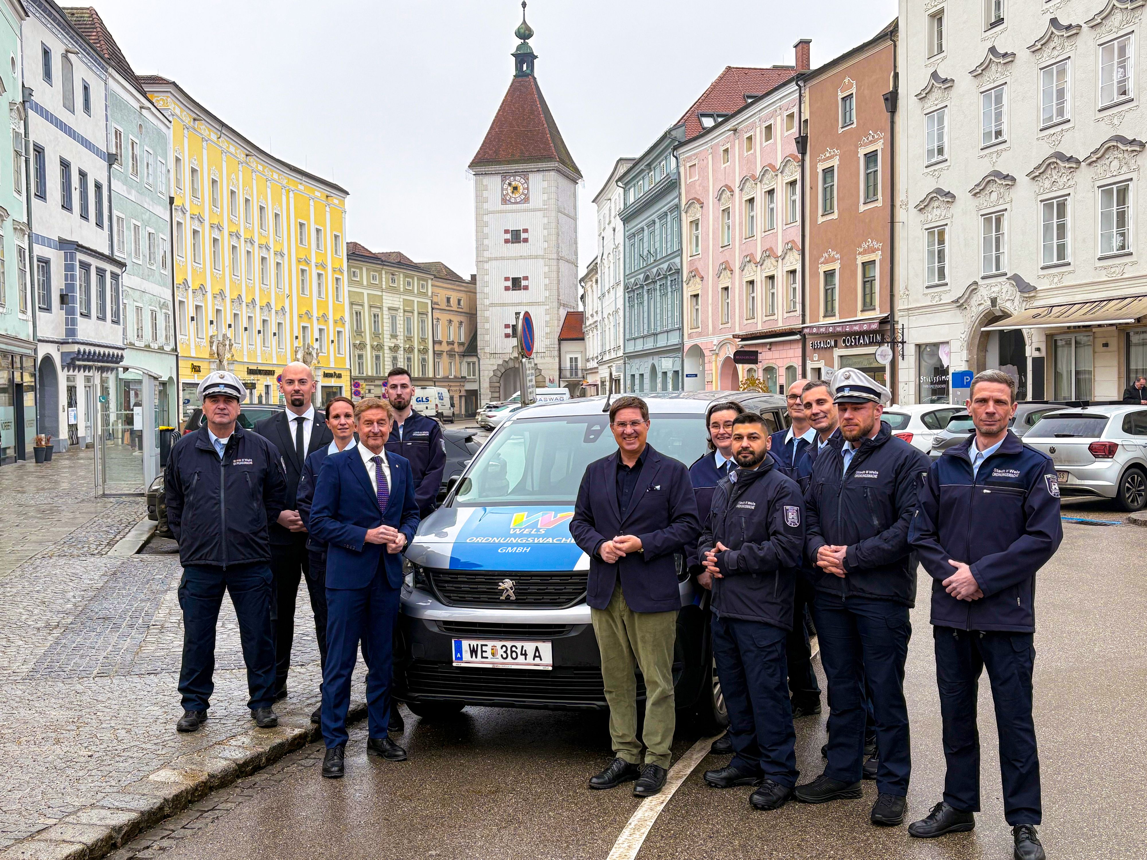 Bürgermeister Andreas Rabl (3.v.l.) und Sicherheitsreferent Vizebürgermeister Gerhard Kroiß (re.) wünschten Thomas Schwarzlmüller (7.v.l.) und seinem Ordnungswache-Team alles Gute für ihre Tätigkeit.