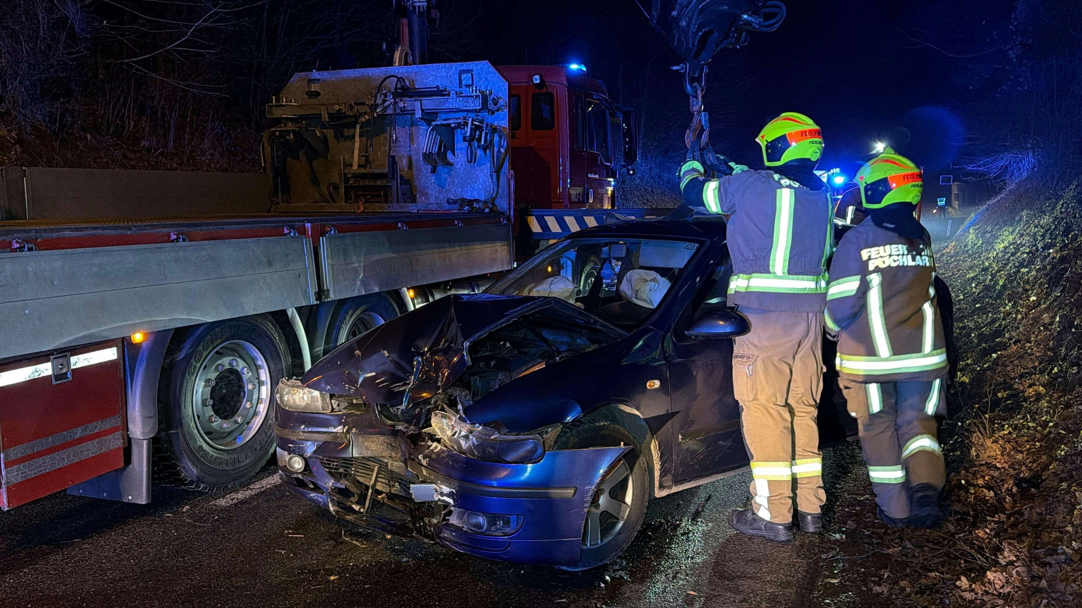 Heute.at - Autofahrer verliert Kontrolle und kracht in Steinmauer