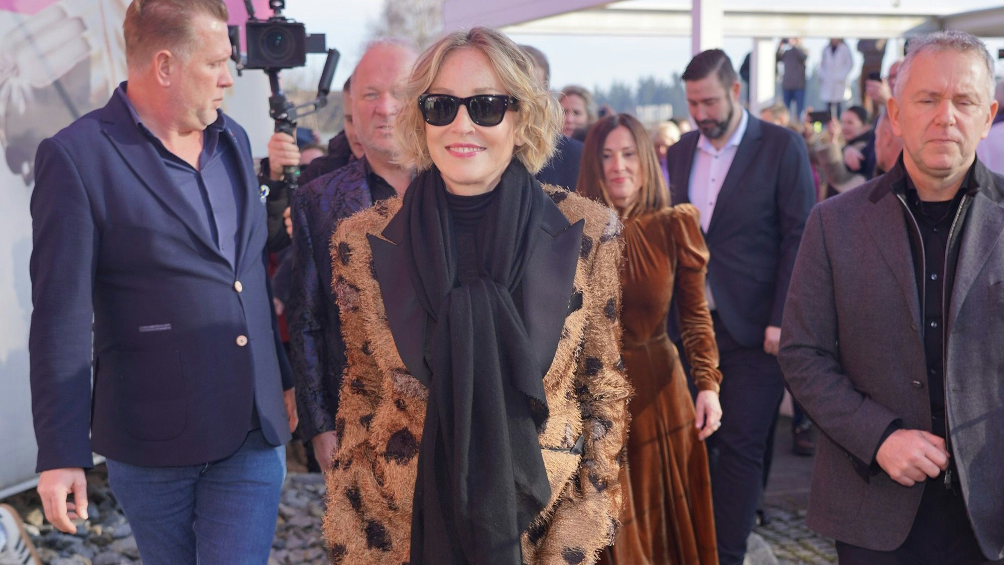 Heute.at - Sharon Stone sorgt für Schnitzel-Eklat in Wien