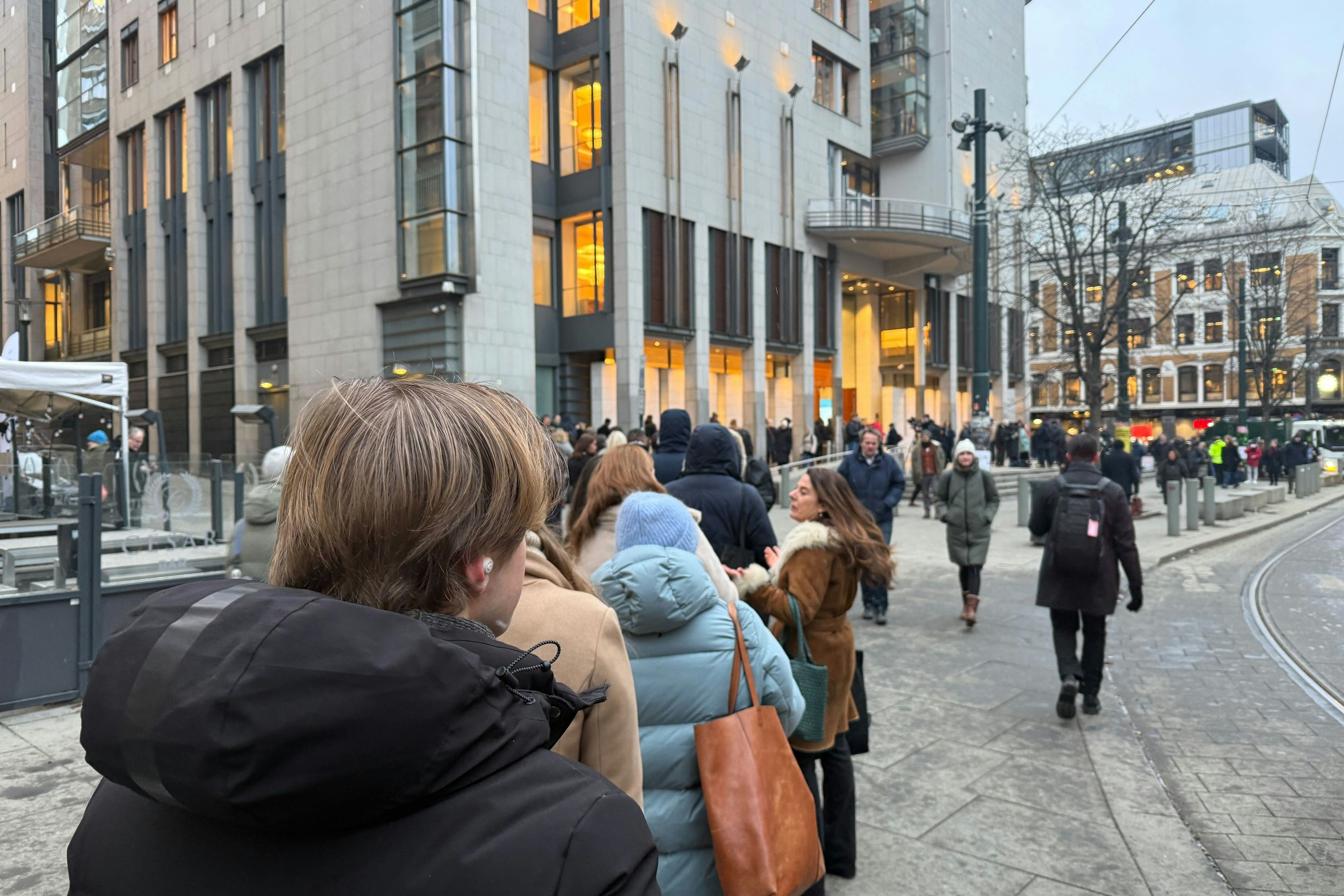 Vor dem Osloer Bezirksgericht bilden sich jeden Tag lange Schlangen, weil so viele Journalisten vom Prozess berichten