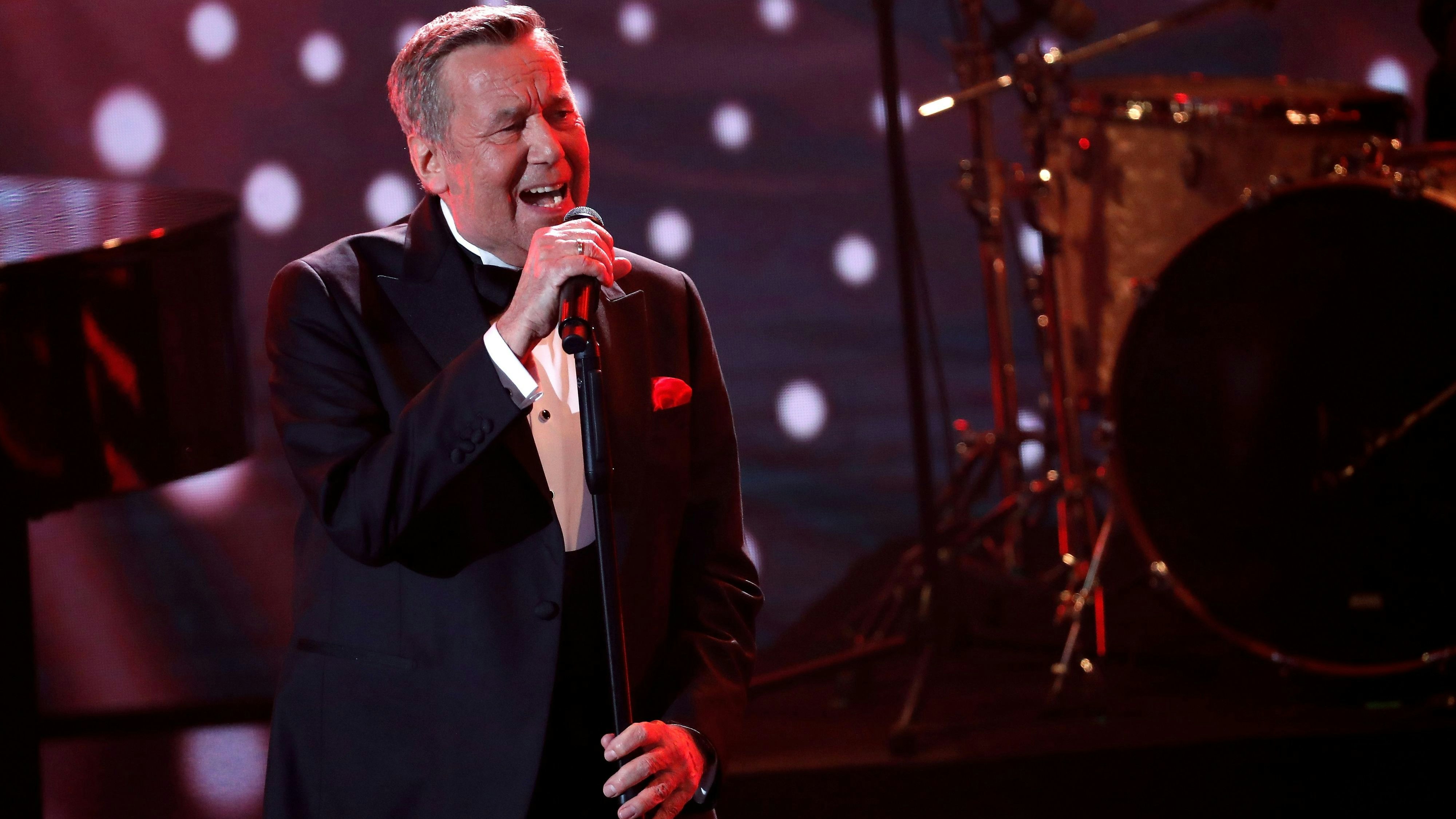 epa08053427 German singer Roland Kaiser performs during the 'Ein Herz Fuer Kinder' (lit: A Heart for Children) gala show in Berlin, Germany, 07 December 2019. German television channel ZDF and newspaper 'Bild' collected donations for children's charity organizations in Germany and the whole world.  EPA/FELIPE TRUEBA / POOL