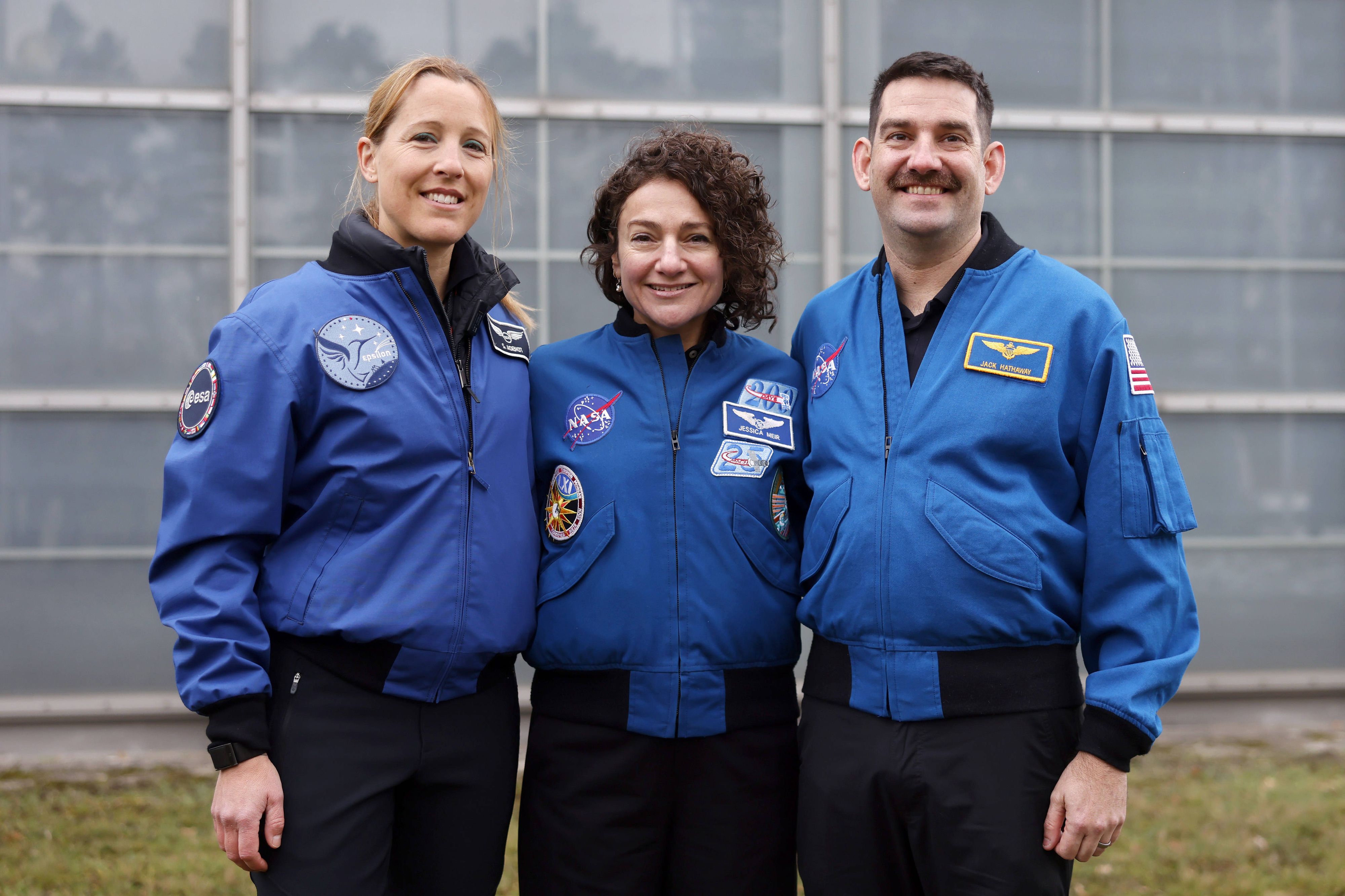ESA-Astronautin Sophie Adenot (li.) posiert gemeinsam mit den NASA-Astronauten Jessica Meir und Jack Hathaway bei einer Pressekonferenz zu ihrer bevorstehenden Reise zur internationalen Raumstation ISS.
