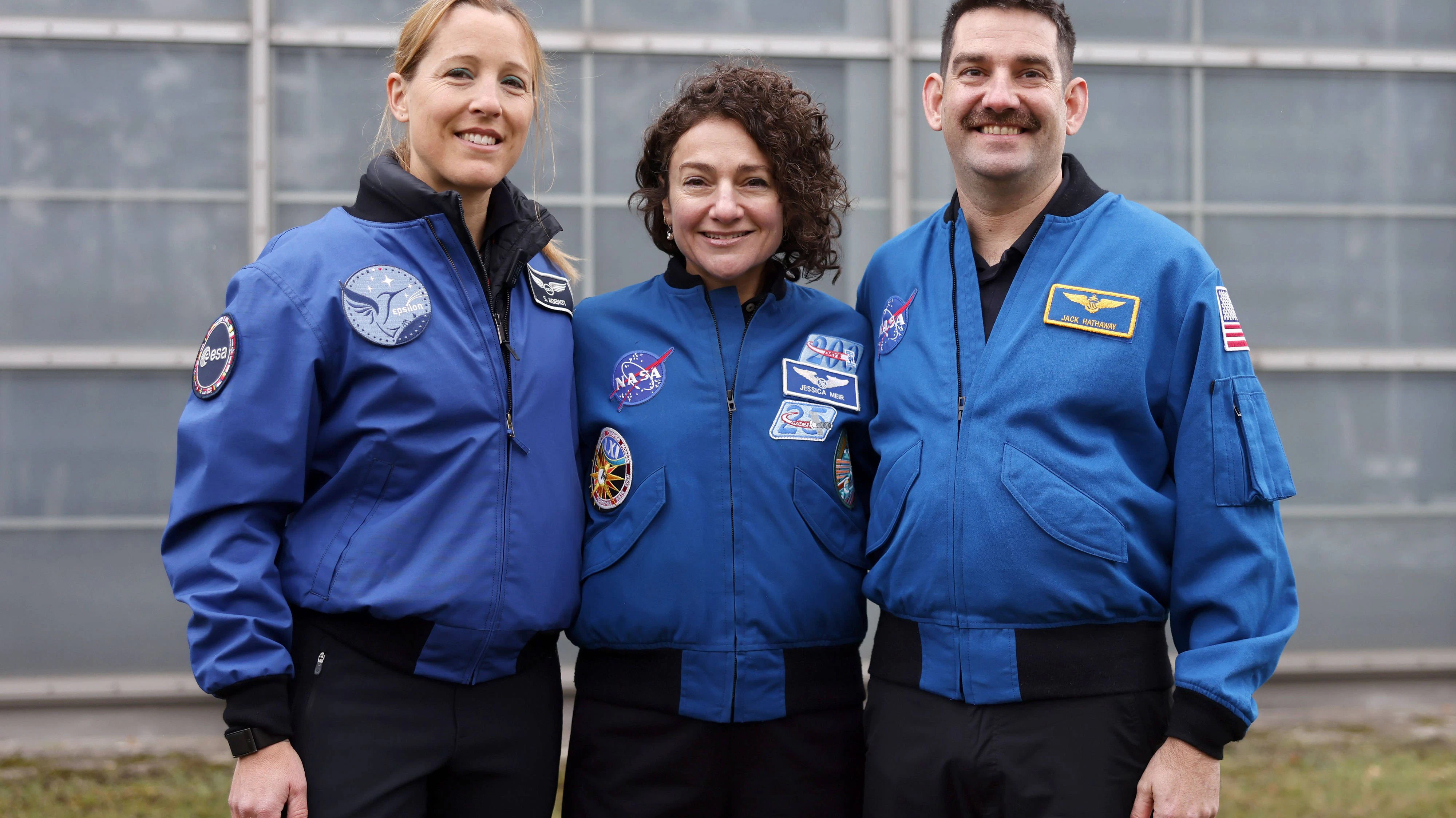 ESA-Astronautin Sophie Adenot FRA posiert gemeinsam mit den NASA-Astronauten Jessica Meir m und Jack Hathaway r bei einer Pressekonferenz zu ihrer bevorstehenden Reise zur internationalen Raumstation ISS. Köln, 05.01.2026 NRW Deutschland *** ESA astronaut Sophie Adenot FRA poses with NASA astronauts Jessica Meir m and Jack Hathaway r at a press conference on her upcoming trip to the International Space Station ISS Cologne, 05 01 2026 NRW Germany Copyright: xChristophxHardtx