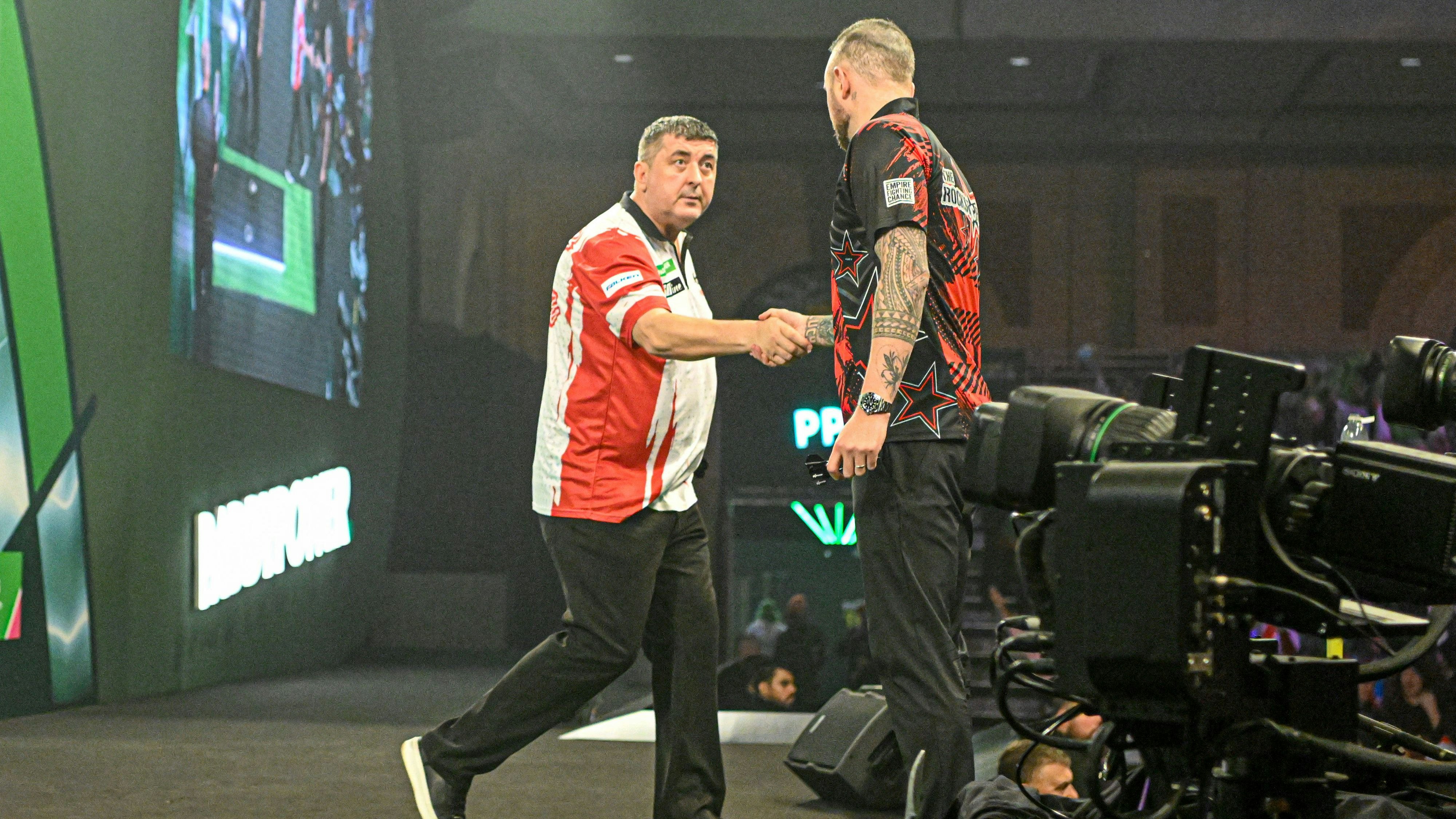 21/12/2025. 2025/26 World Darts Championship Mensur Suljovic shakes the hand of Joe Cullen 32 during the 2025/26 Paddy Power World Darts Championships at Alexandra Palace, London, United Kingdom on 21 December 2025. Editorial use only , Copyright: xWaynexTuckwellx PSI-23379-0089