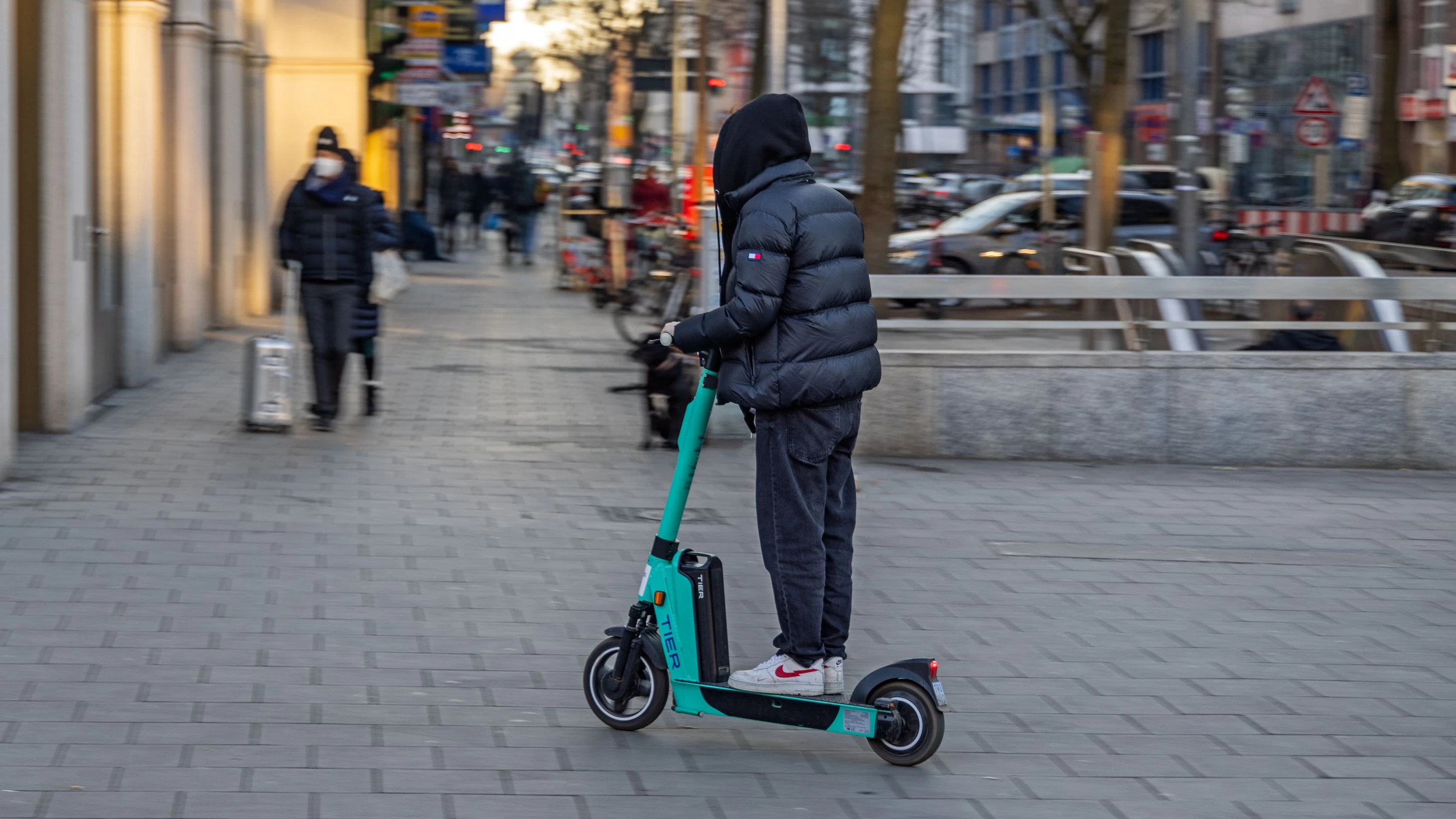 Der Unbekannte flüchtete auf einem E-Scooter.