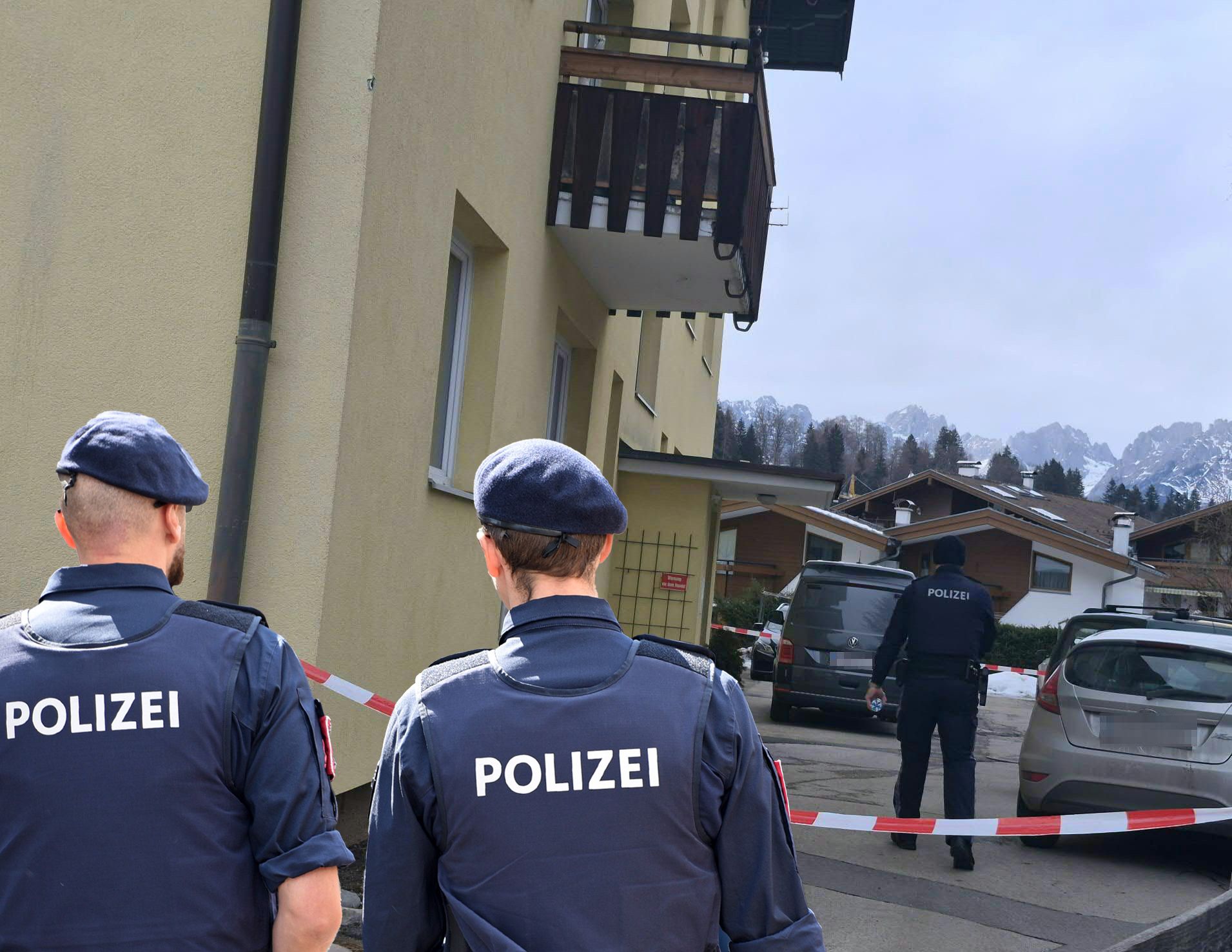 Polizisten sichern das Mehrparteienhaus im Norden von Kitzbühel ab, in dem Mutter (48) und Sohn (5) tot aufgefunden wurden.