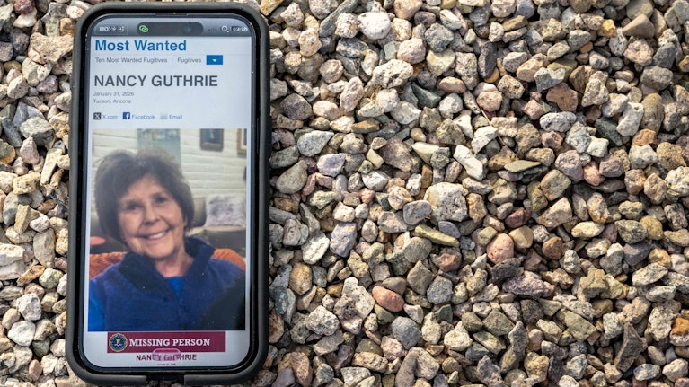 Vor elf Tagen verschwand die 84-jährige Mutter von US-TV-Star Savannah Guthrie. Was wie ein Abgängigkeitsfall aussah, entpuppte sich als Entführung. Nun fiebert das ganze Land bei der Suche mit, aber der Polizei läuft die Zeit davon. Ein Video soll den Fall klären.