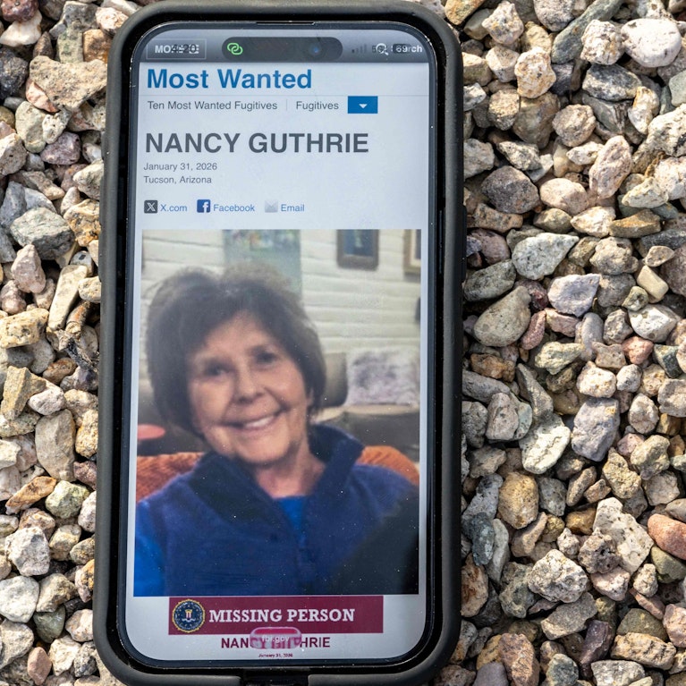 Vor elf Tagen verschwand die 84-jährige Mutter von US-TV-Star Savannah Guthrie. Was wie ein Abgängigkeitsfall aussah, entpuppte sich als Entführung. Nun fiebert das ganze Land bei der Suche mit, aber der Polizei läuft die Zeit davon. Ein Video soll den Fall klären.