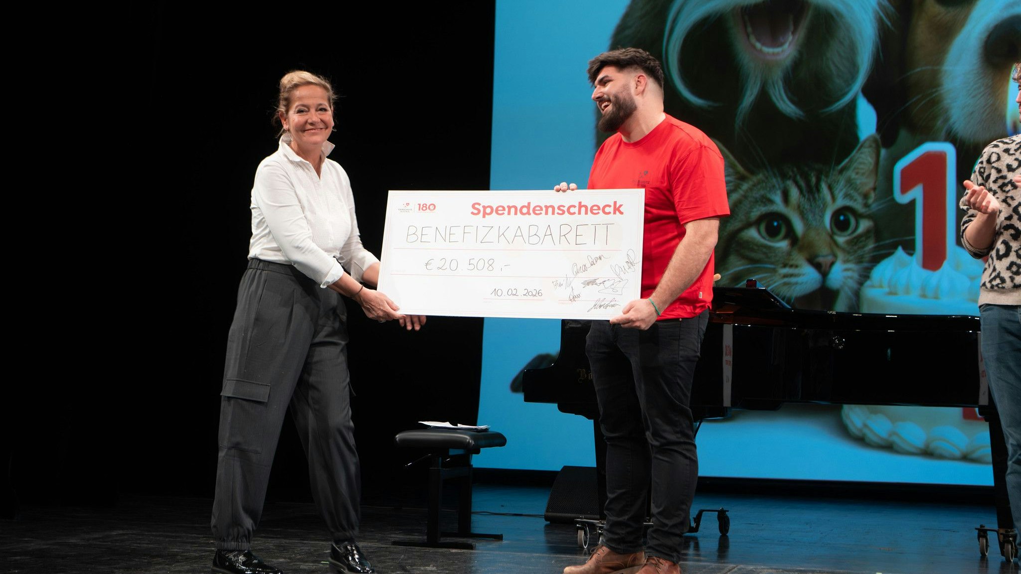 Moderatiorin Monika Weinzettl überreicht Tierheimleiter Stephan Scheidl den Spendenscheck.