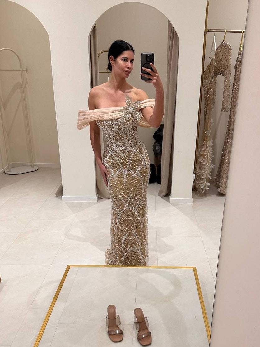 Ein Kleid mit Wow-Effekt: Micaela Schäfer trägt zum Opernball 2026 ein Kleid von Bruna Couture.