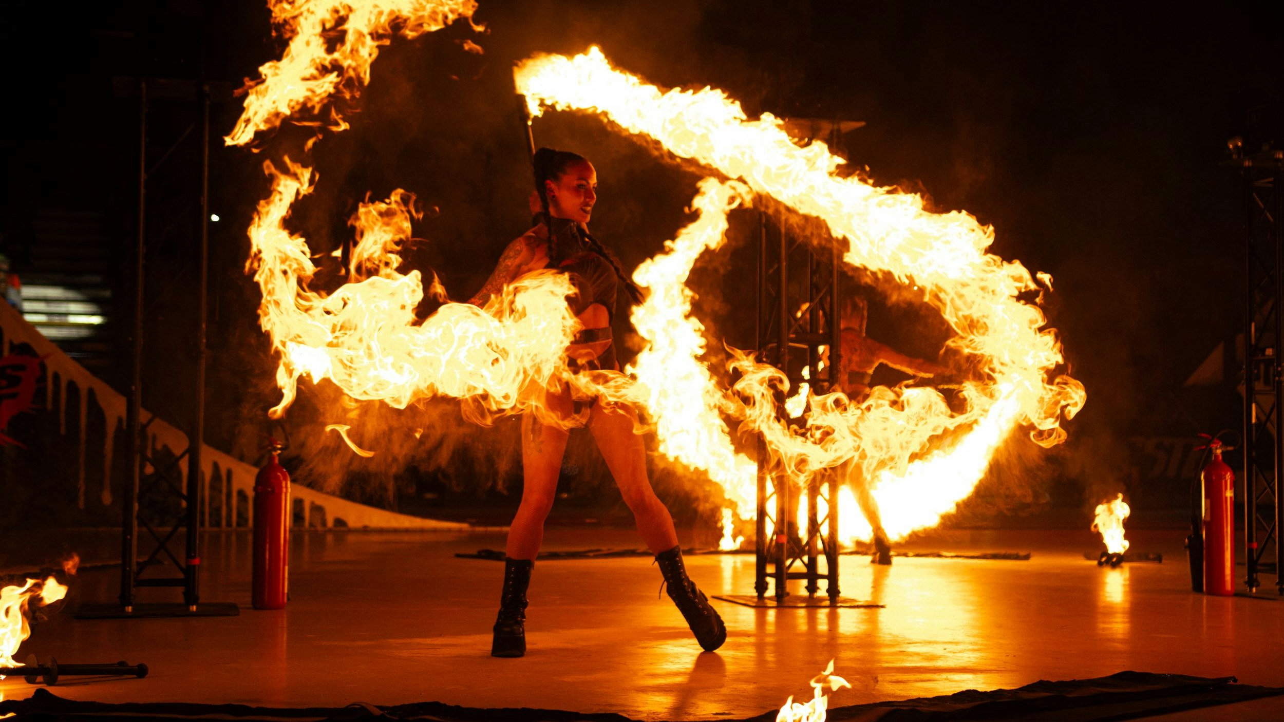 Erlebe die feurigen Fuel Girls hautnah