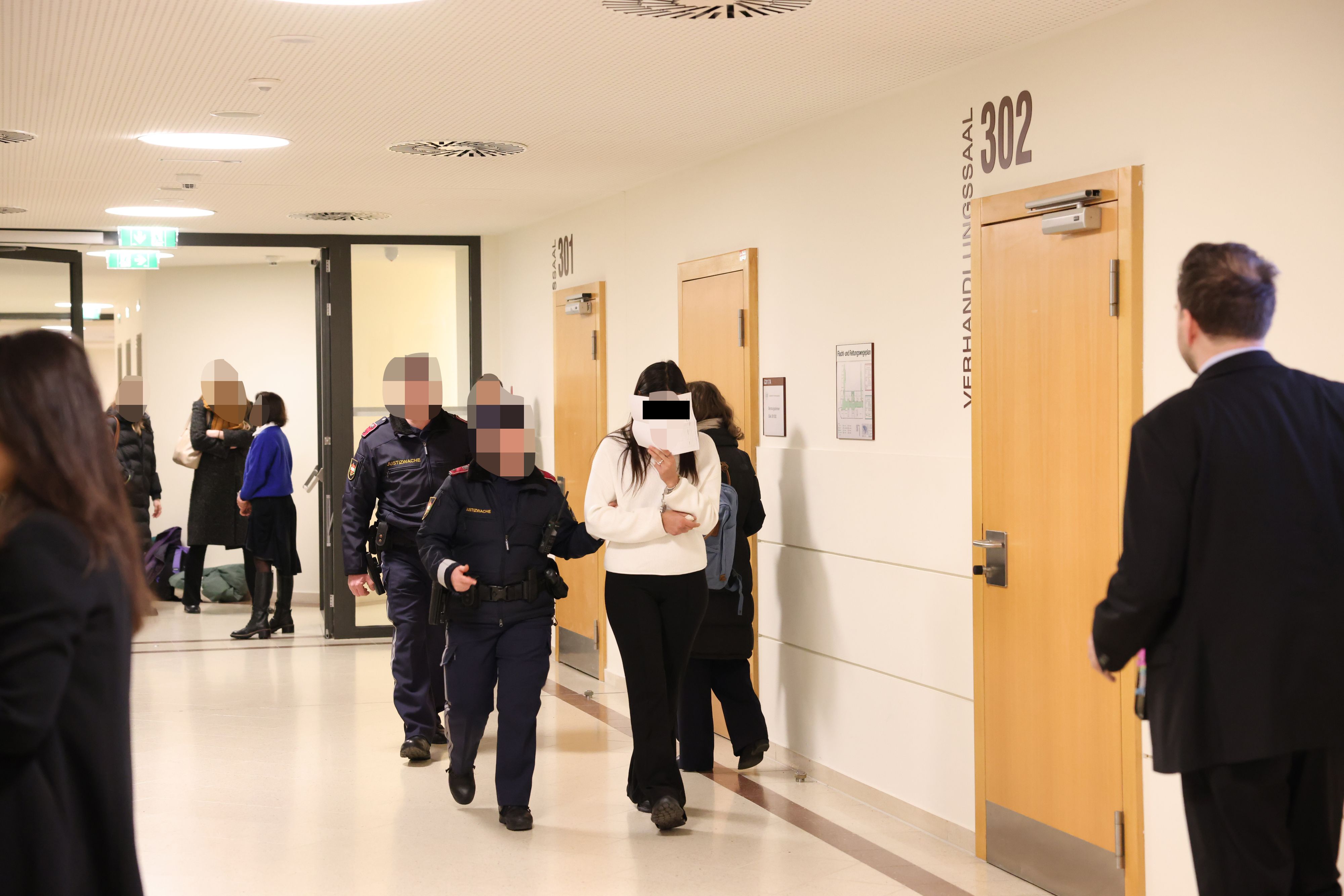 Die Teenager (15, 15, 17 Jahre) auf dem Weg in den Gerichtssaal in Wien.