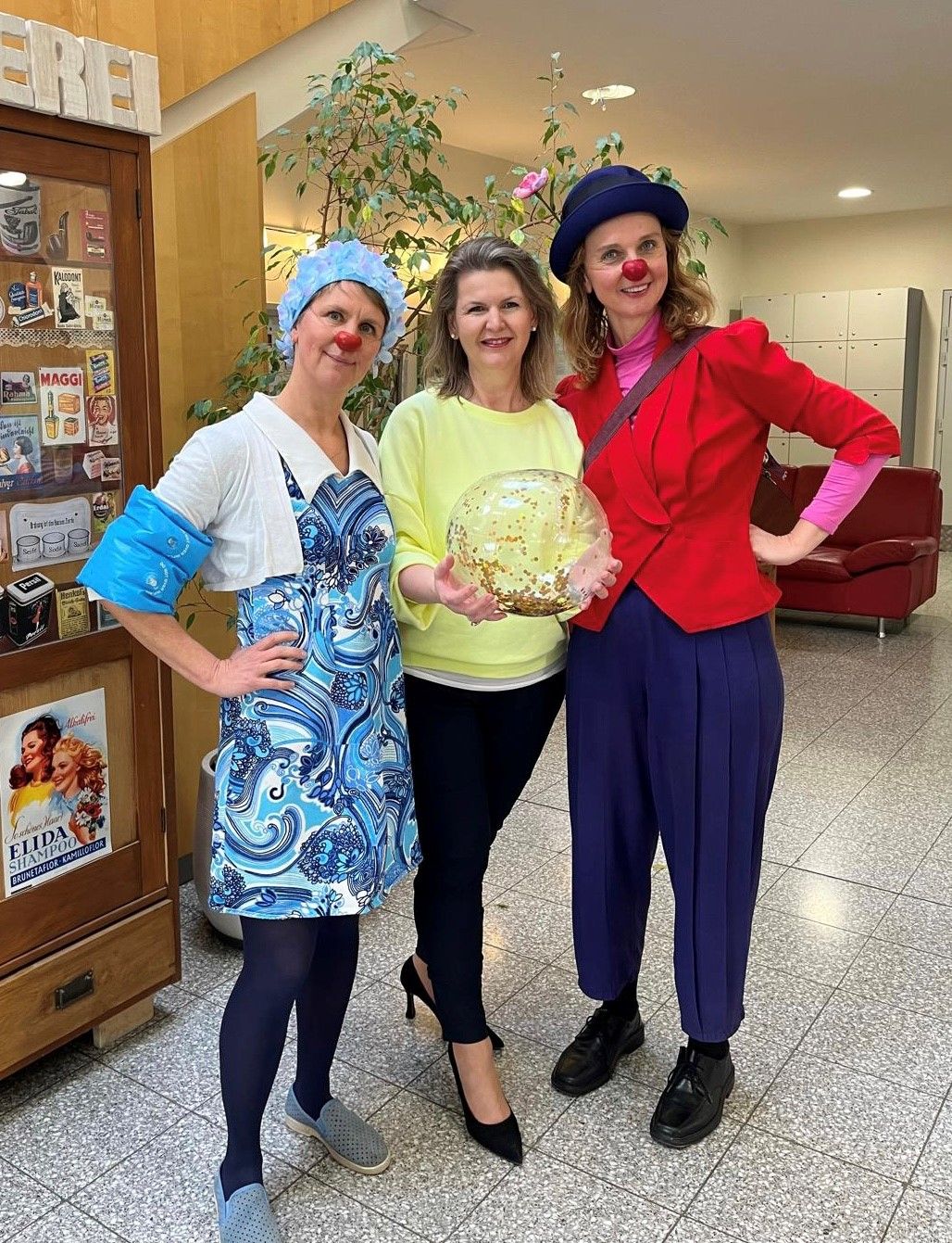 Die Clowninnen im Pflege- und Betreuungszentrum Berndorf (v.l.n.r.): Lilli Liedsing, Stv. Kaufmännische Direktorin Regina Bauer und Ella Propella.