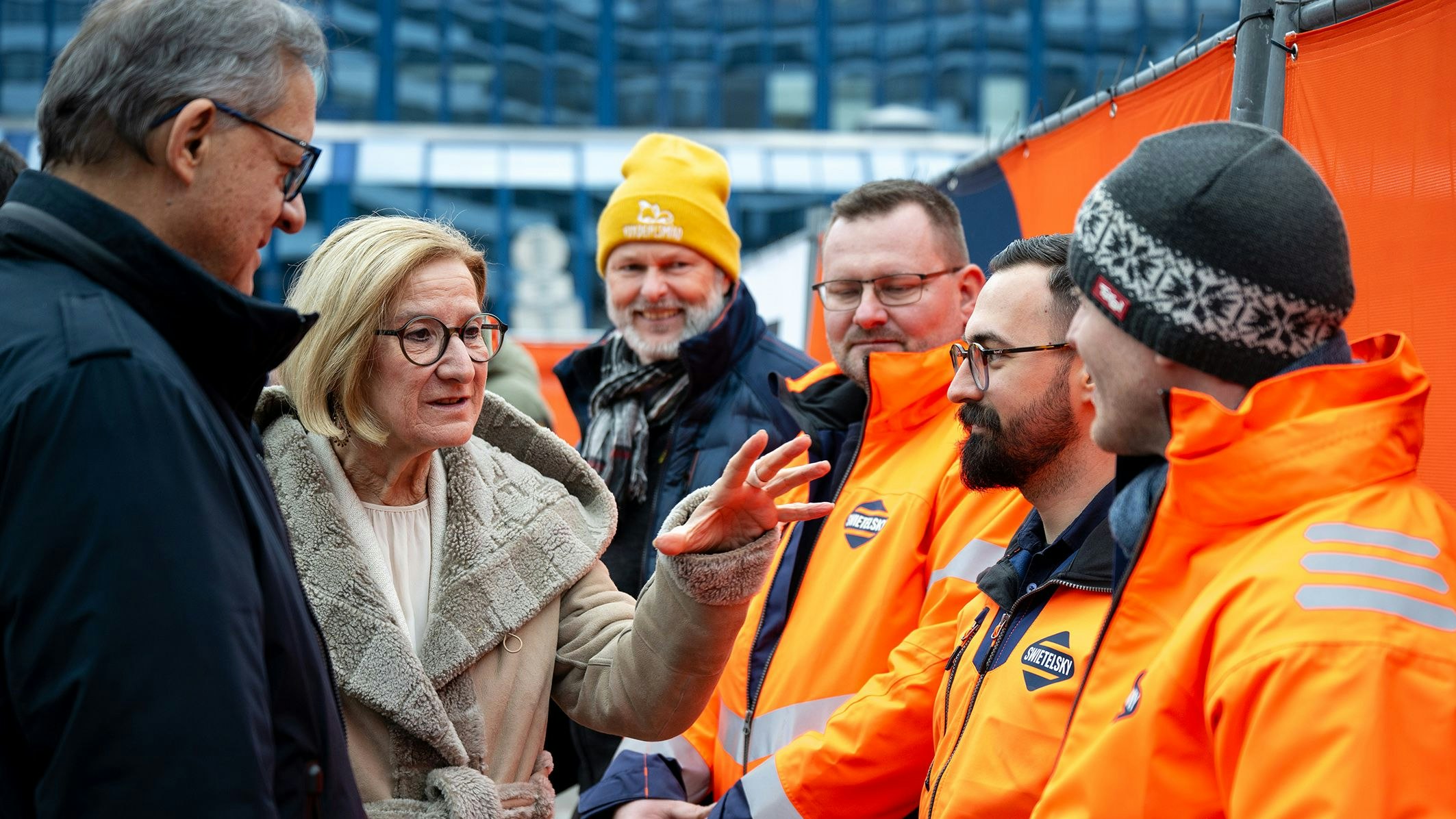 Landeshauptfrau Johanna Mikl-Leitner und Flughafen-Vorstand Günther Ofner im Gespräch mit einigen Arbeitern auf der Baustelle für den neuen Office Park 4 NEXT.