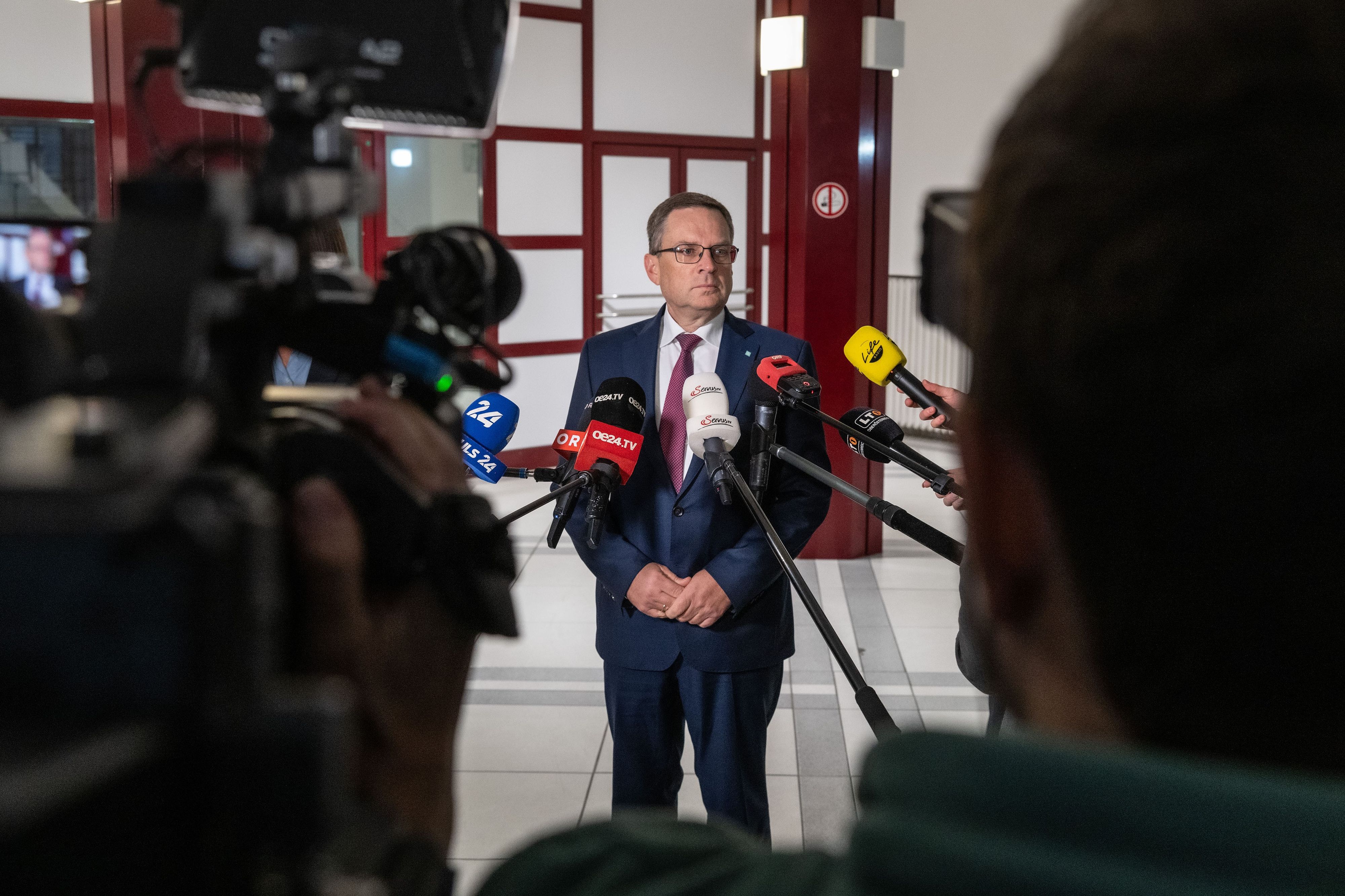 Vor Verhandlungsbeginn trat Wöginger kurz vor die Medien.