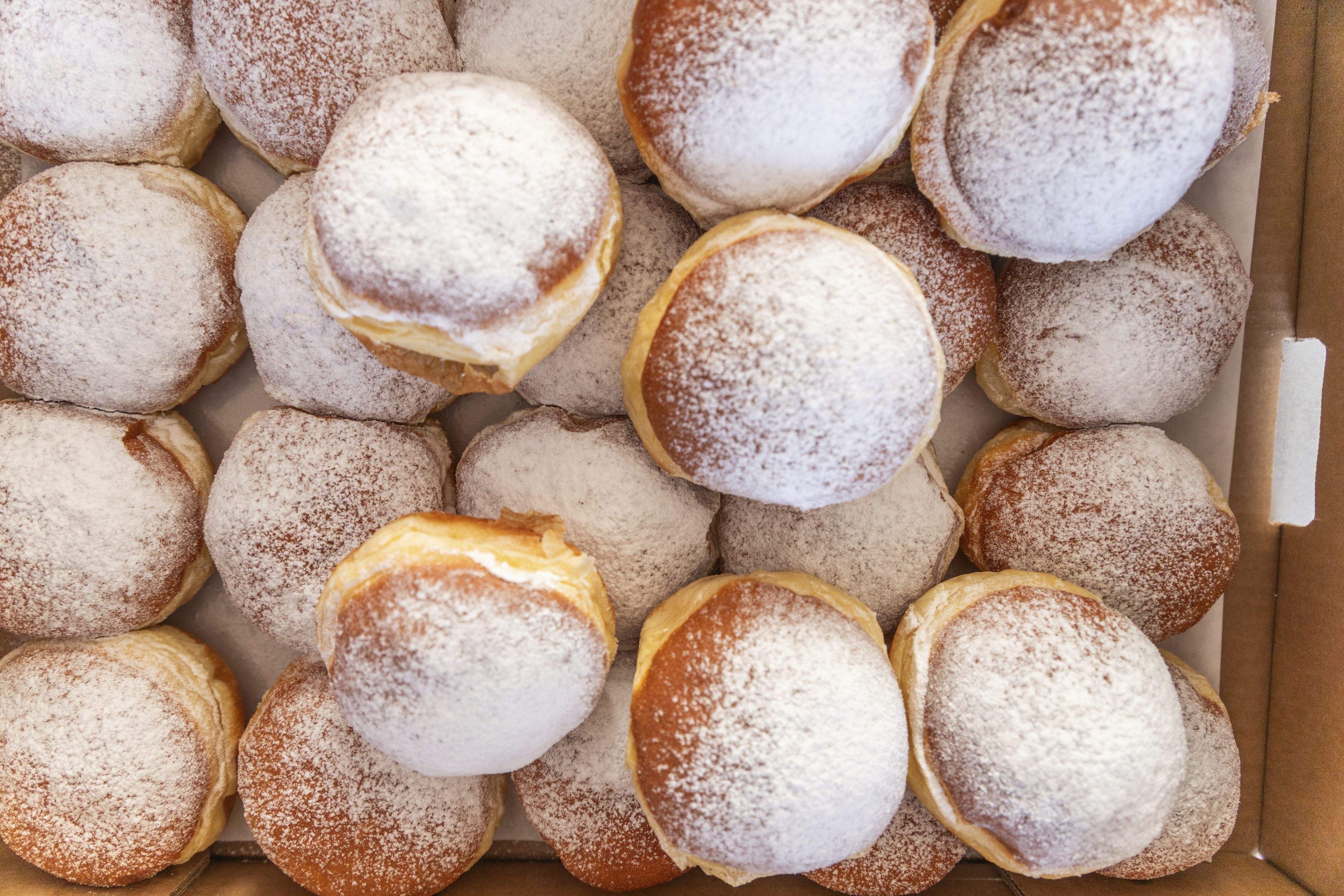 Faschingskrapfen aus dem Supermarkt mögen zwar in Österreich hergestellt werden, woher jedoch die Eier kommen, weiß man in den meisten Fällen nicht.