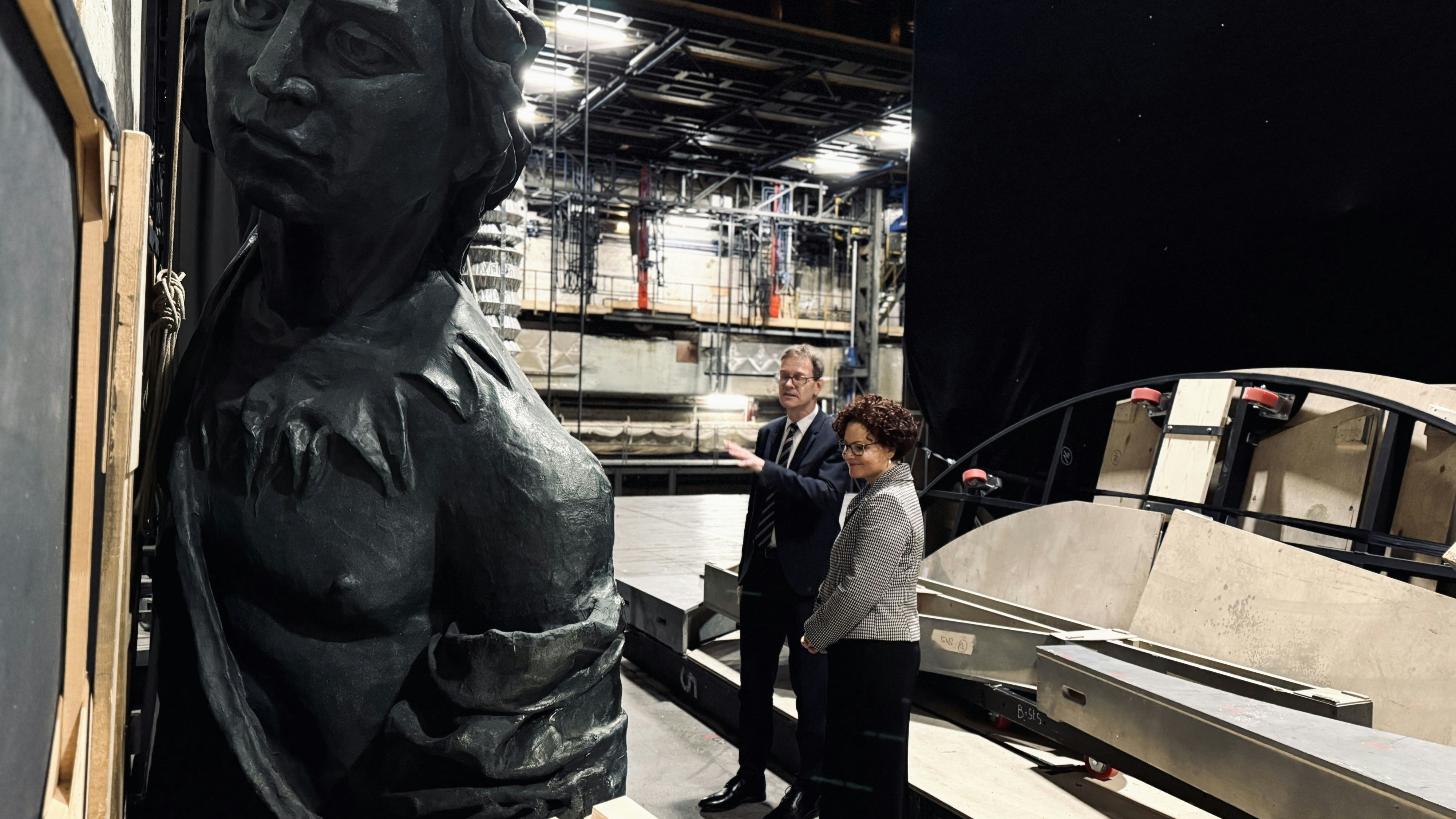 Für den Staatsball wird in der Oper umfangreich umgebaut – Staatssekretärin Zehetner schaute sich das vor Ort an.