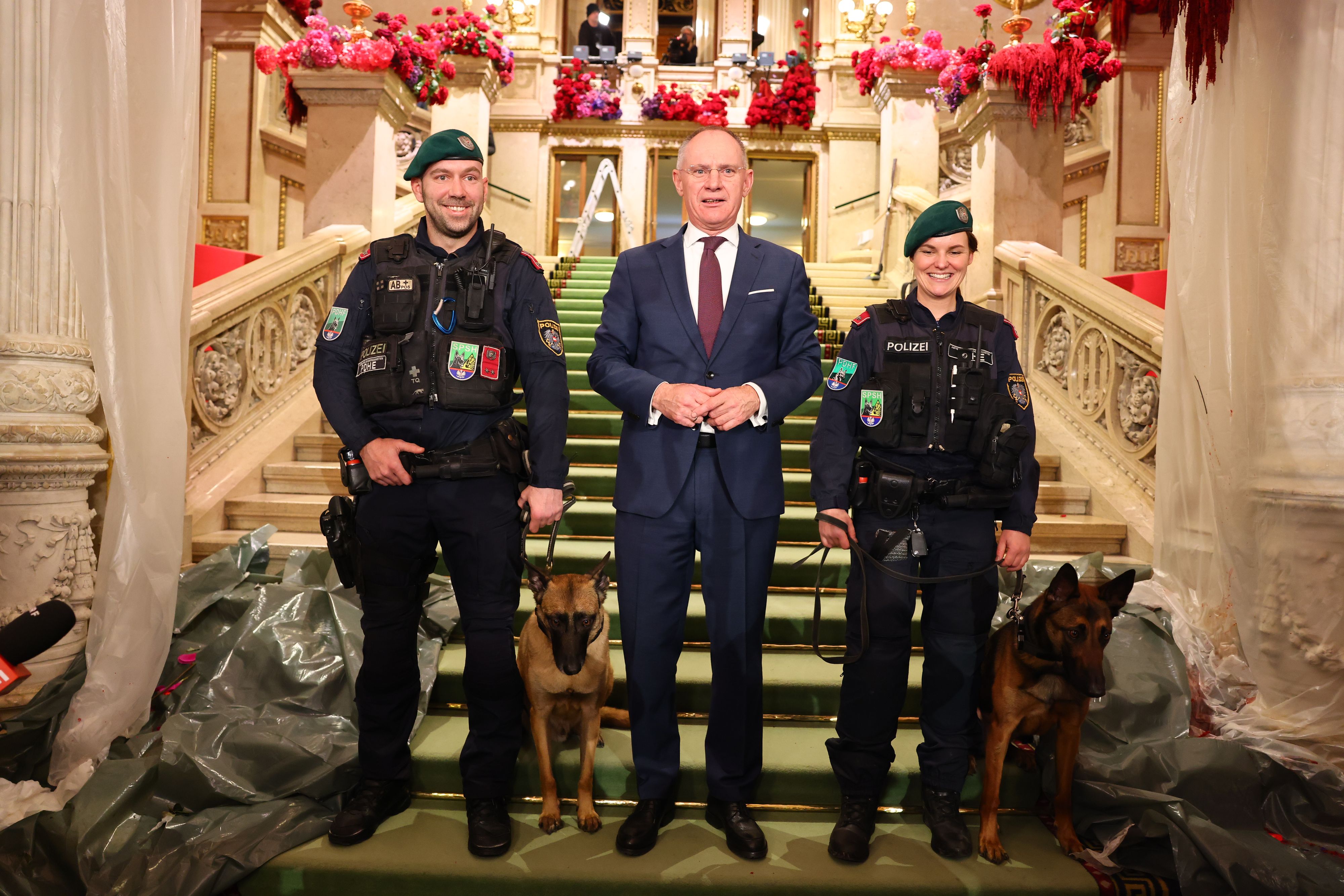 Heute.at - Karner vor Opernball – Sicherheit ist kein Zufall