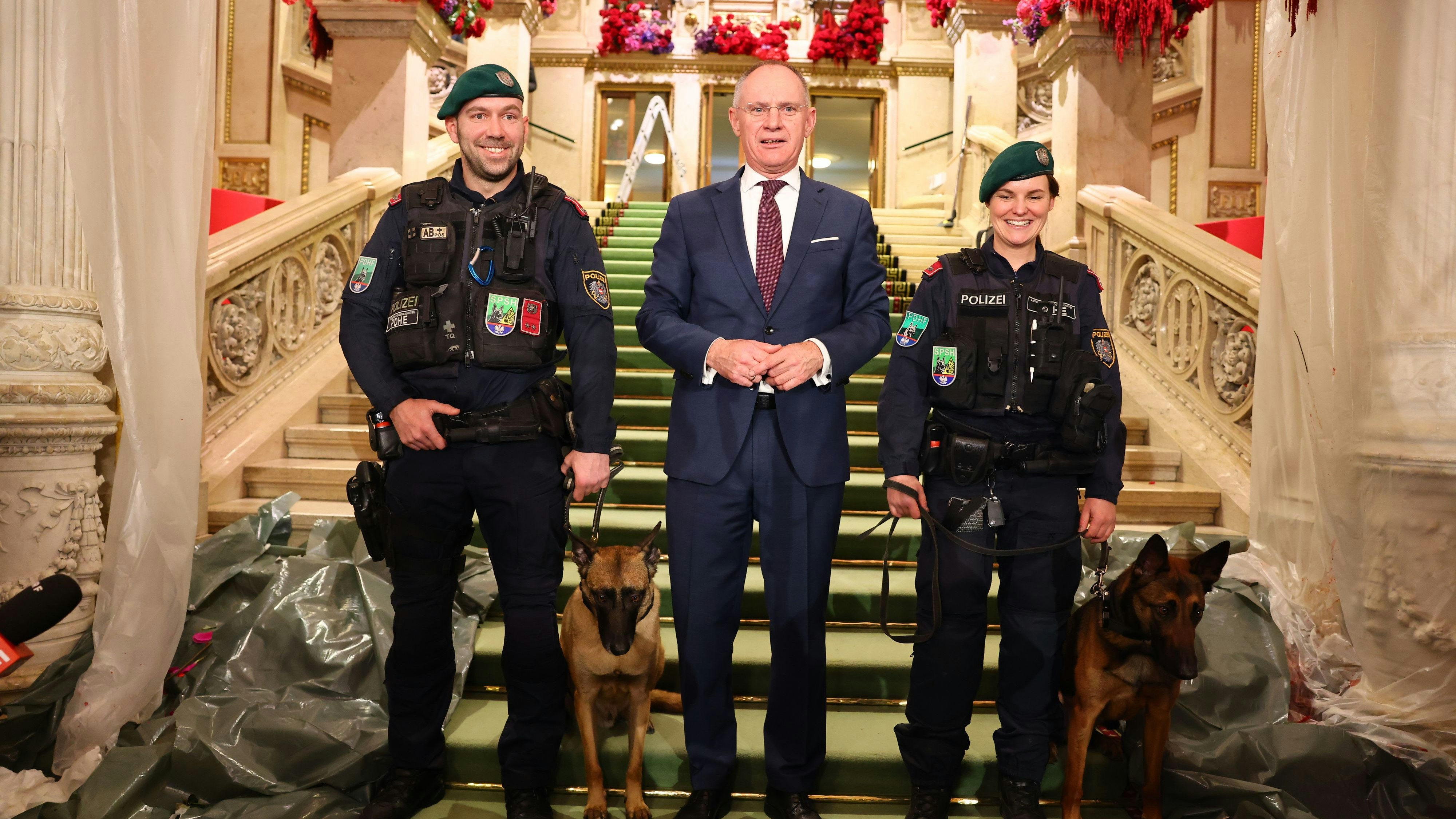 Heute.at - Karner vor Opernball – Sicherheit ist kein Zufall