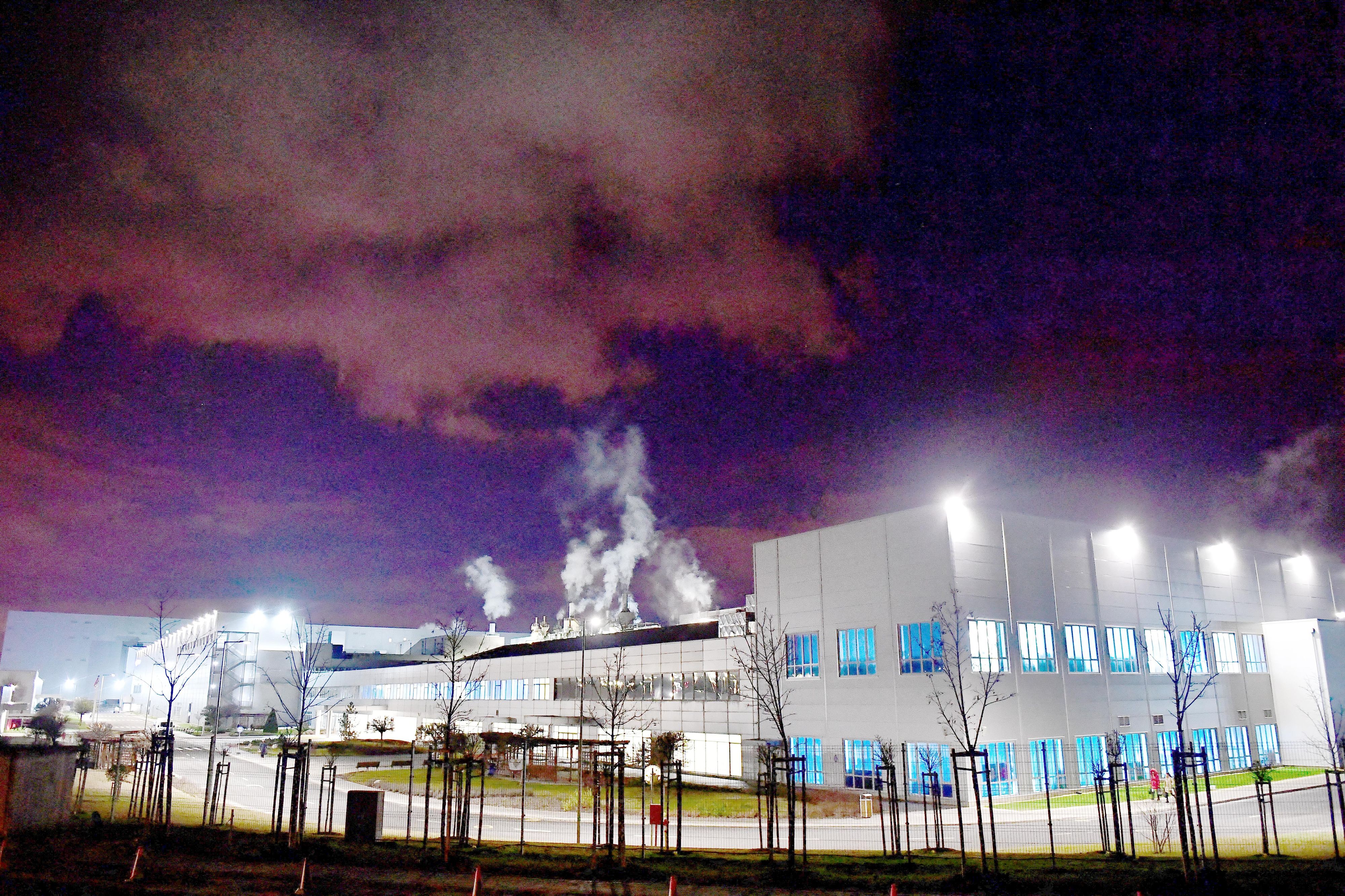 Seit 2017 produziert das Samsung-Werk nördlich von Budapest Lithium-Ionen-Batterien für die europäische Autoindustrie – und soll dabei wiederholt Grenzwerte bei Schwermetallen überschritten haben.