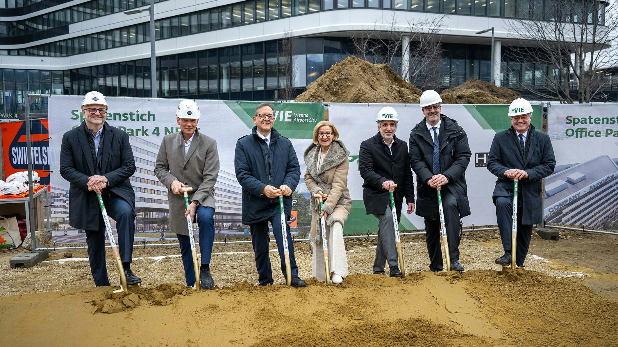 (v.l.) Erich Laller, technischer Geschäftsbereichsleiter der Swietelsky AG, Peter Krammer, CEO der Swietelsky AG, Flughafen-Vorstand Günther Ofner, Landeshauptfrau Johanna Mikl-Leitner, Oliver Oszwald, Architektenbüro KNP architects, Stefan Kovacs, Bereichsleiter Bau der Flughafen Wien AG, und Wolfgang Scheibenpflug, Geschäftsbereichsleiter Immobilien- und Standortmanagement der Flughafen Wien AG.