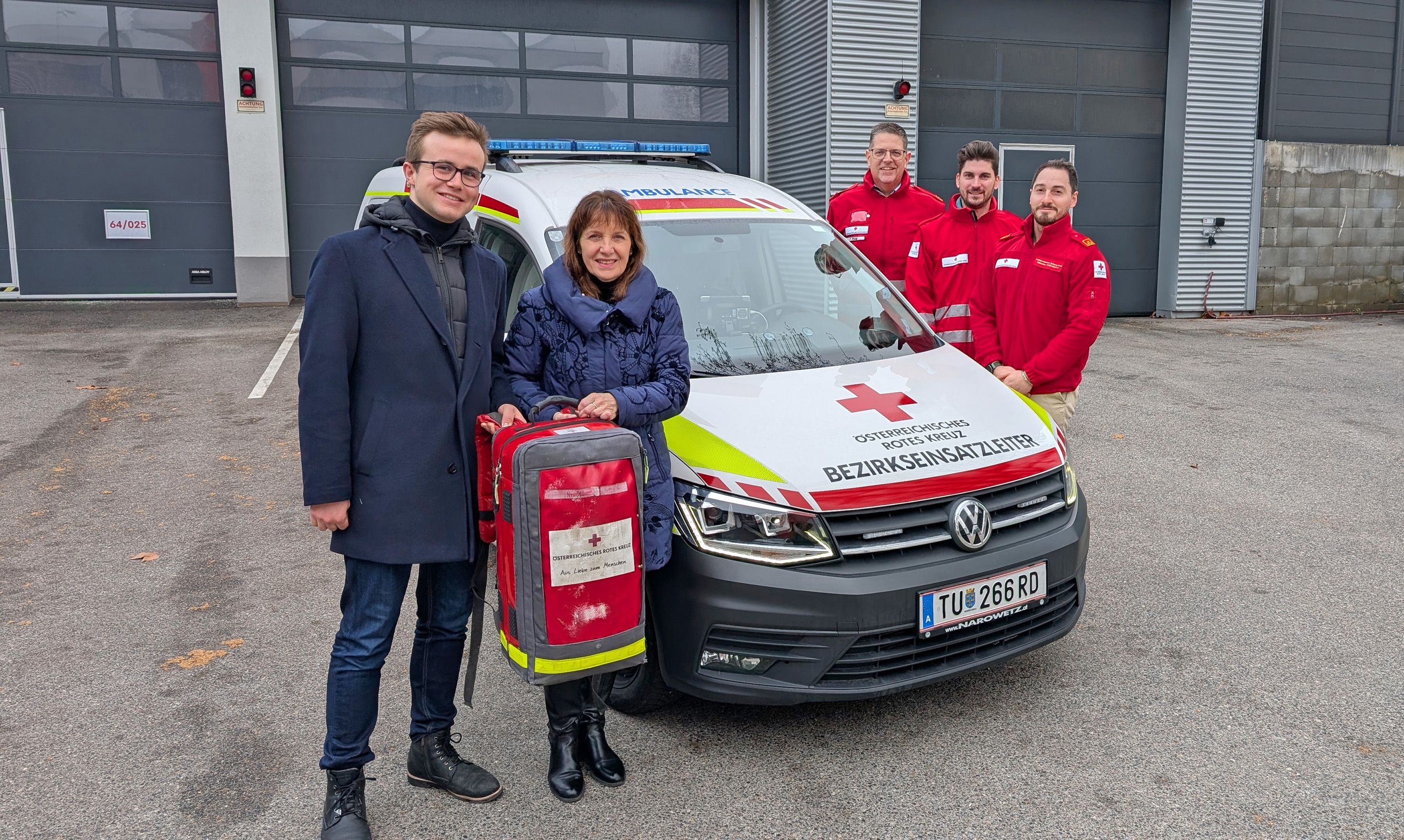 Kickoff für First Responder-System (v.l.n.r.): Tim Pöchhacker, Stadtrat für Einsatzorganisationen, Bürgermeisterin Silvia Drechsler, Peter Weigl, (Fachbereichsleiter Ausbildung ), Sebastian Meier-Raubal (Fachbereichsleiter Rettungsdienst) und Mario Tauschek (Verantwortlicher für First Responder).