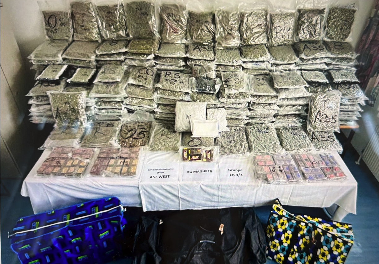 Stolz präsentierten die Ermittler die beschlagnahmten Drogen sowie Bargeld