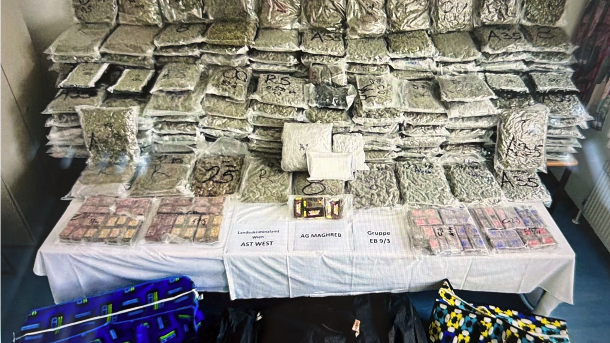 Stolz präsentierten die Ermittler die beschlagnahmten Drogen sowie Bargeld