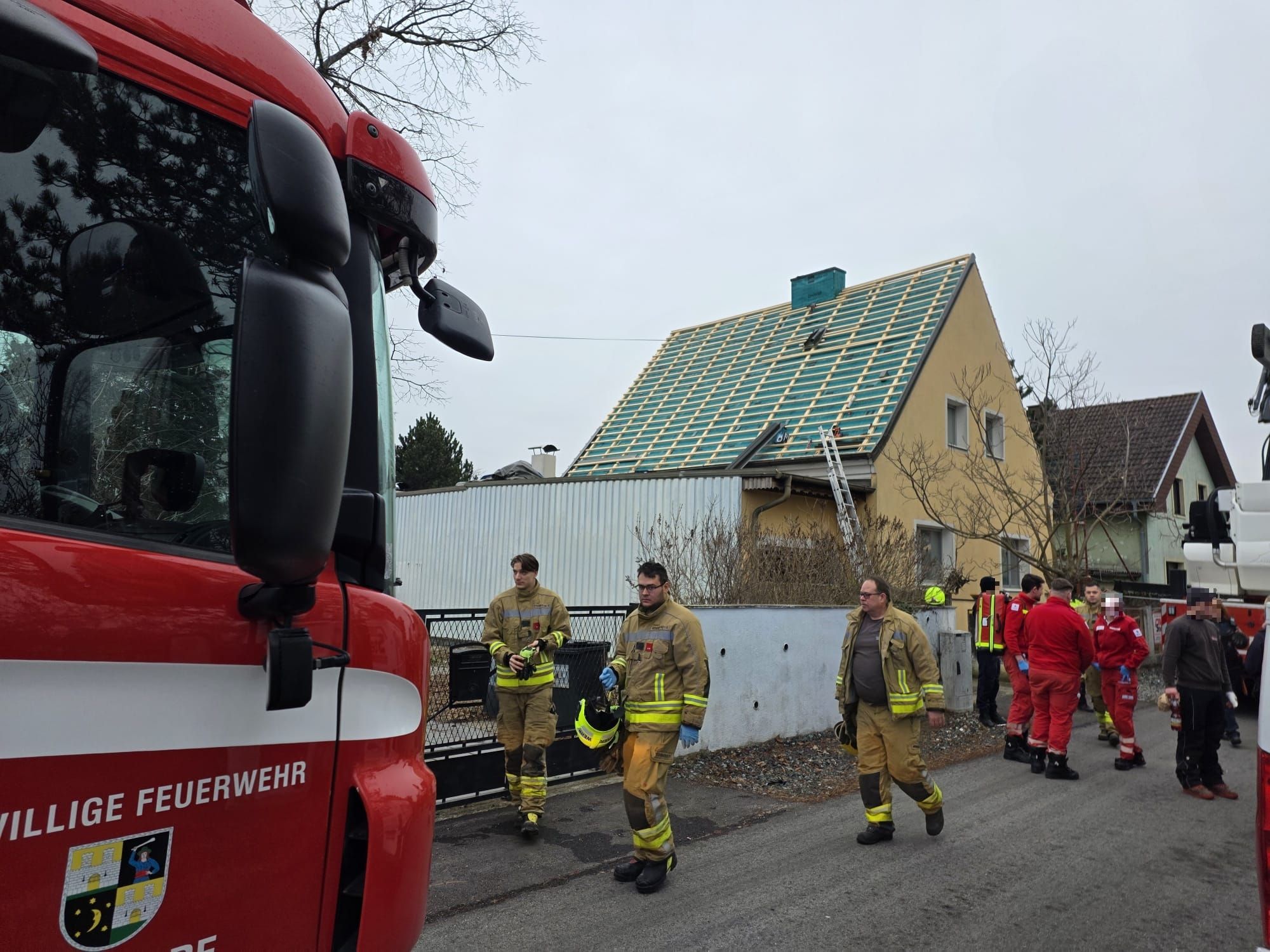 Der junge Arbeiter hatte seine Hand an die Dachlatte angenagelt.