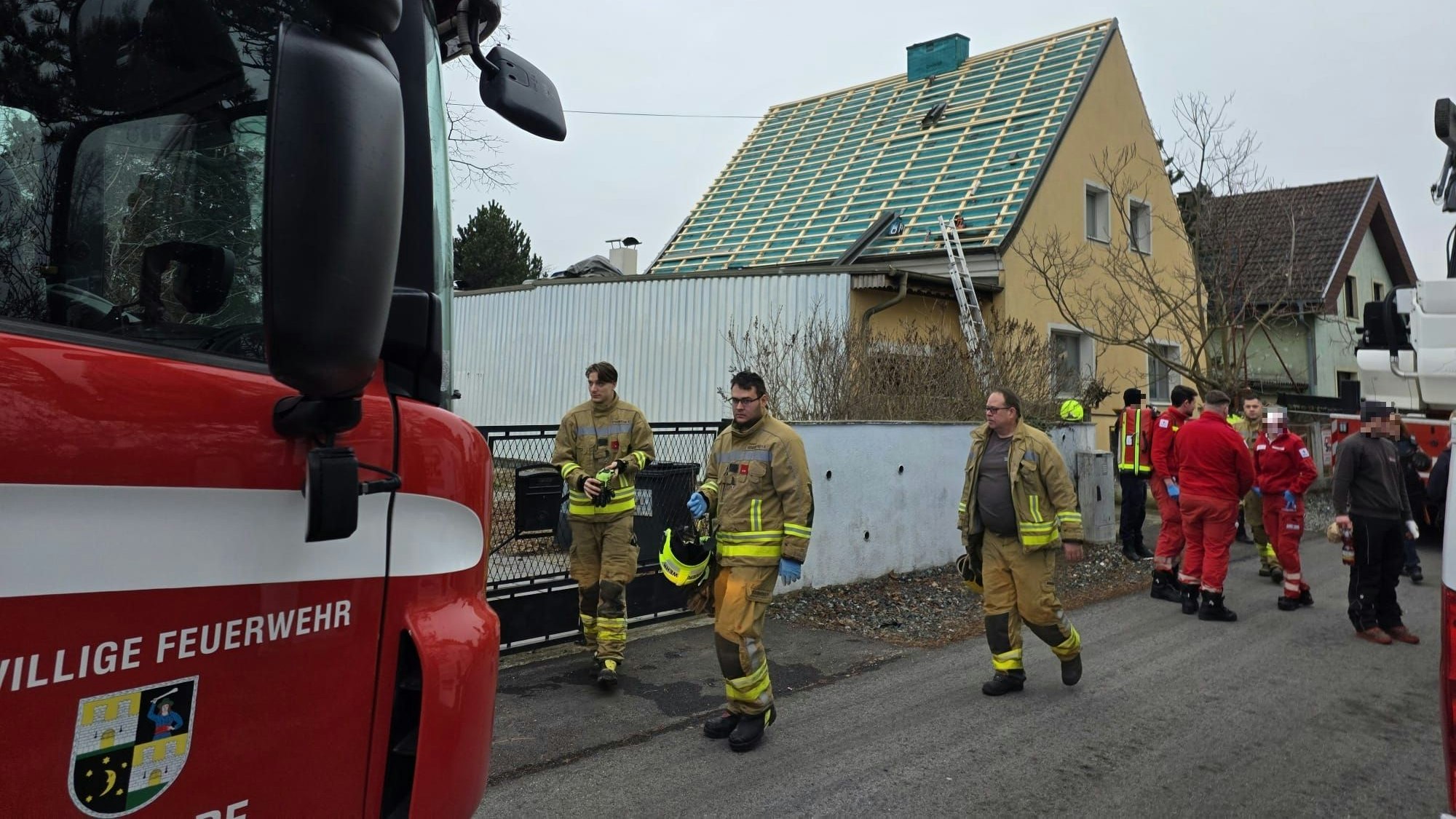 Der junge Arbeiter hatte seine Hand an die Dachlatte angenagelt.