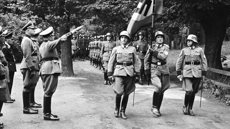 Polizeireserve Abschnitt West nach der Vereidigung für den Kriegseinsatz, 1940.