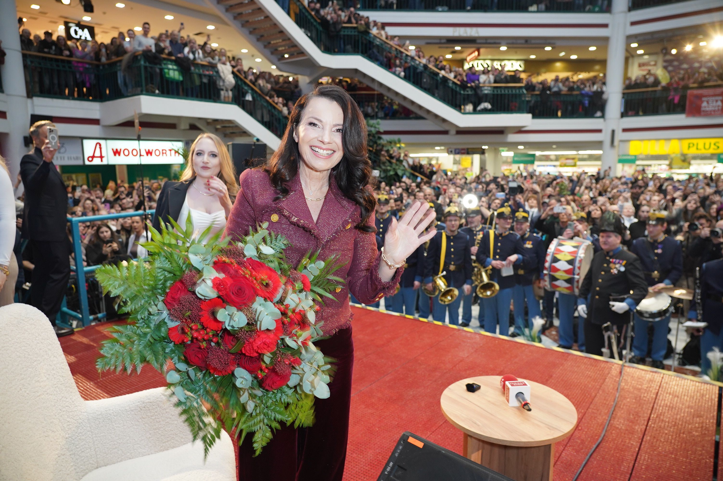 Fran Drescher zeigte sich am Mittwoch vor dem Opernball noch in der Lugner City.