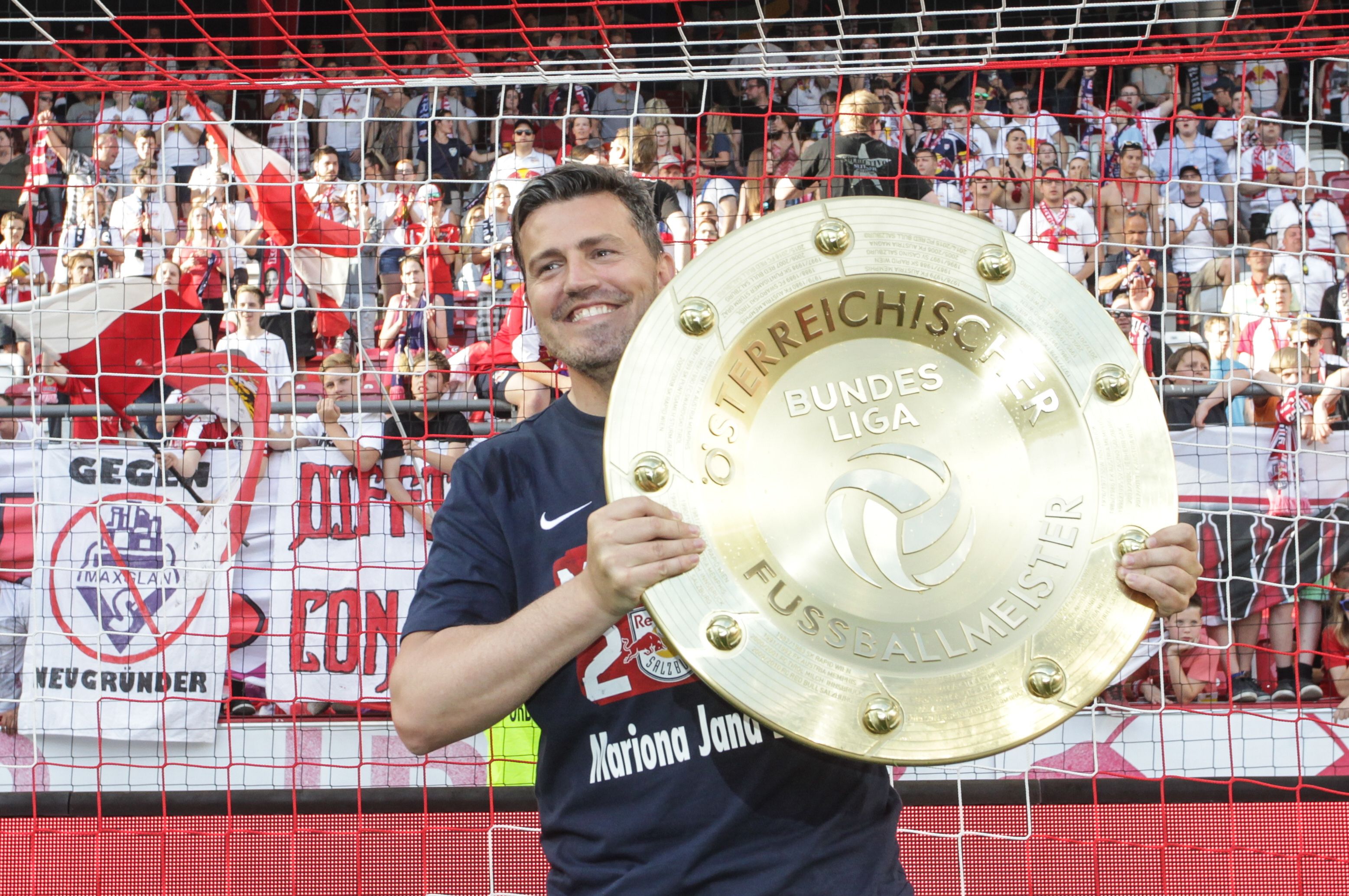 Oscar Garcia untrschreibt bei Ajax.