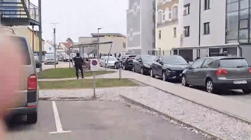 RiesigesPolizeiaufgebot vor dem Krankenhaus Wiener Neustadt.