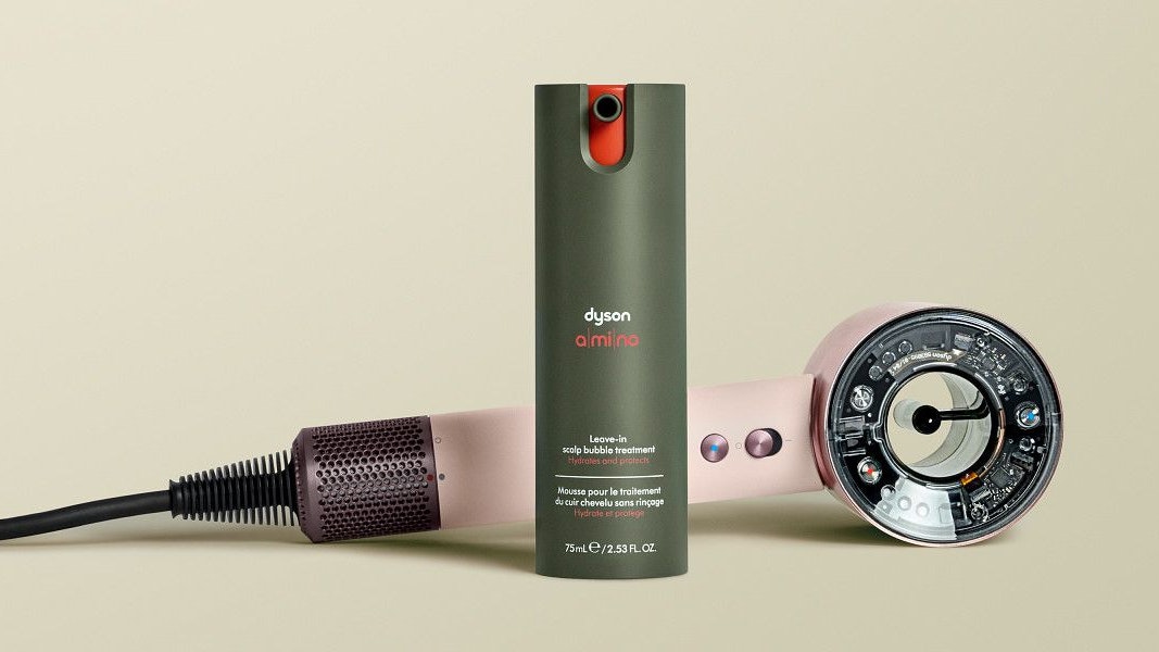 Dyson Amino ist in der Originalgröße (75 ml) in den Dyson Stores und online um 52 Euro erhältlich.