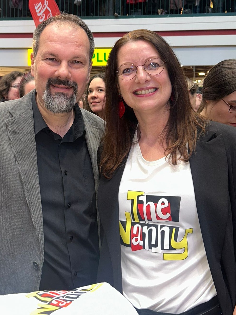 Fan Sonja wartete bereits seit 10 Uhr im "Nanny"-Shirt auf Fran Drescher in der Lugner City.