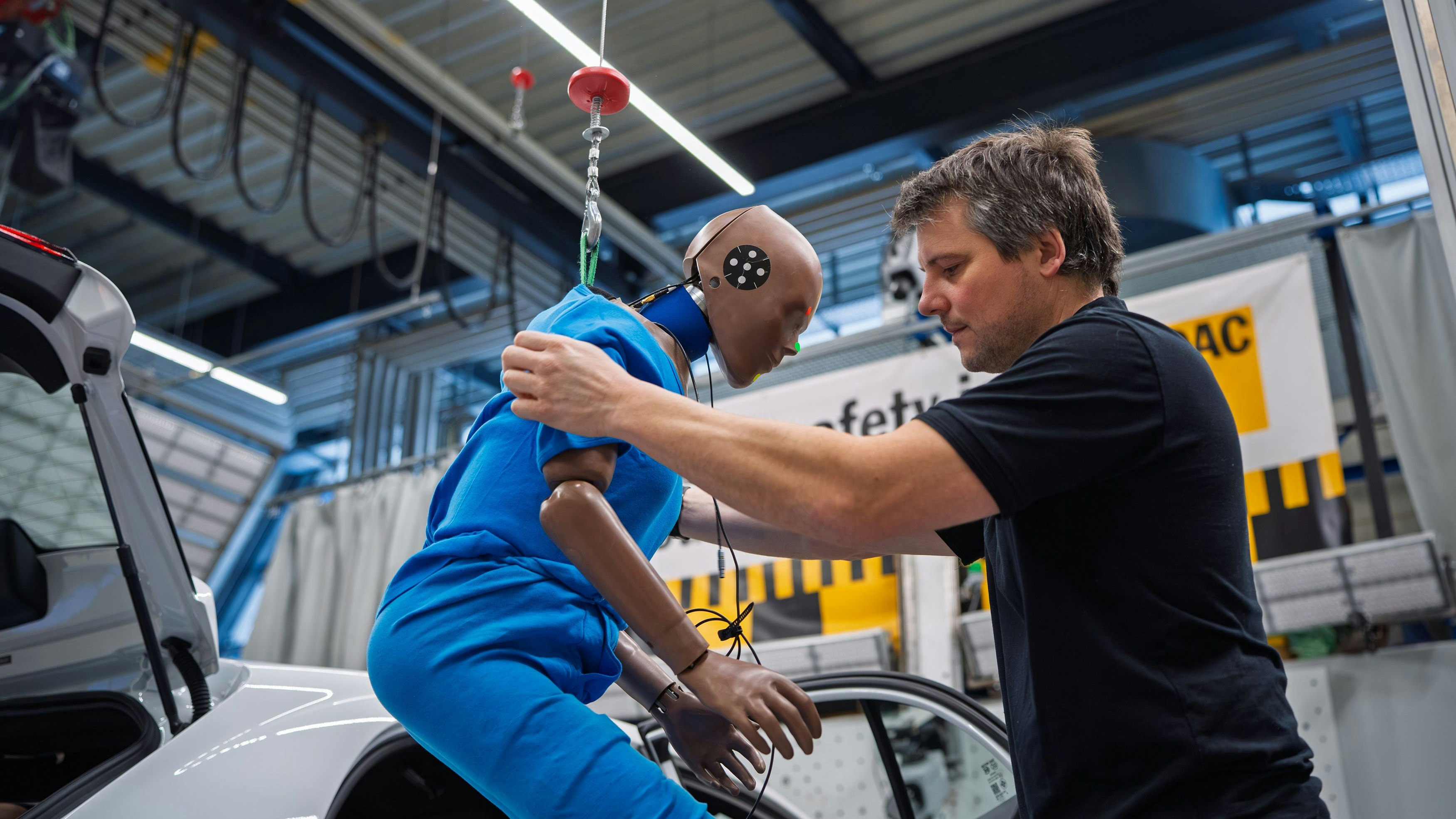 Künftig werden verschiedene Dummies auf unterschiedlichen Positionen im Fahrzeug eingesetzt, um die Anforderungen zu erhöhen.