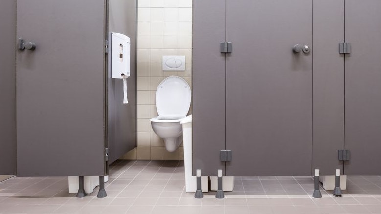 Der Vorfall in einer öffentlichen Toilette schockt.