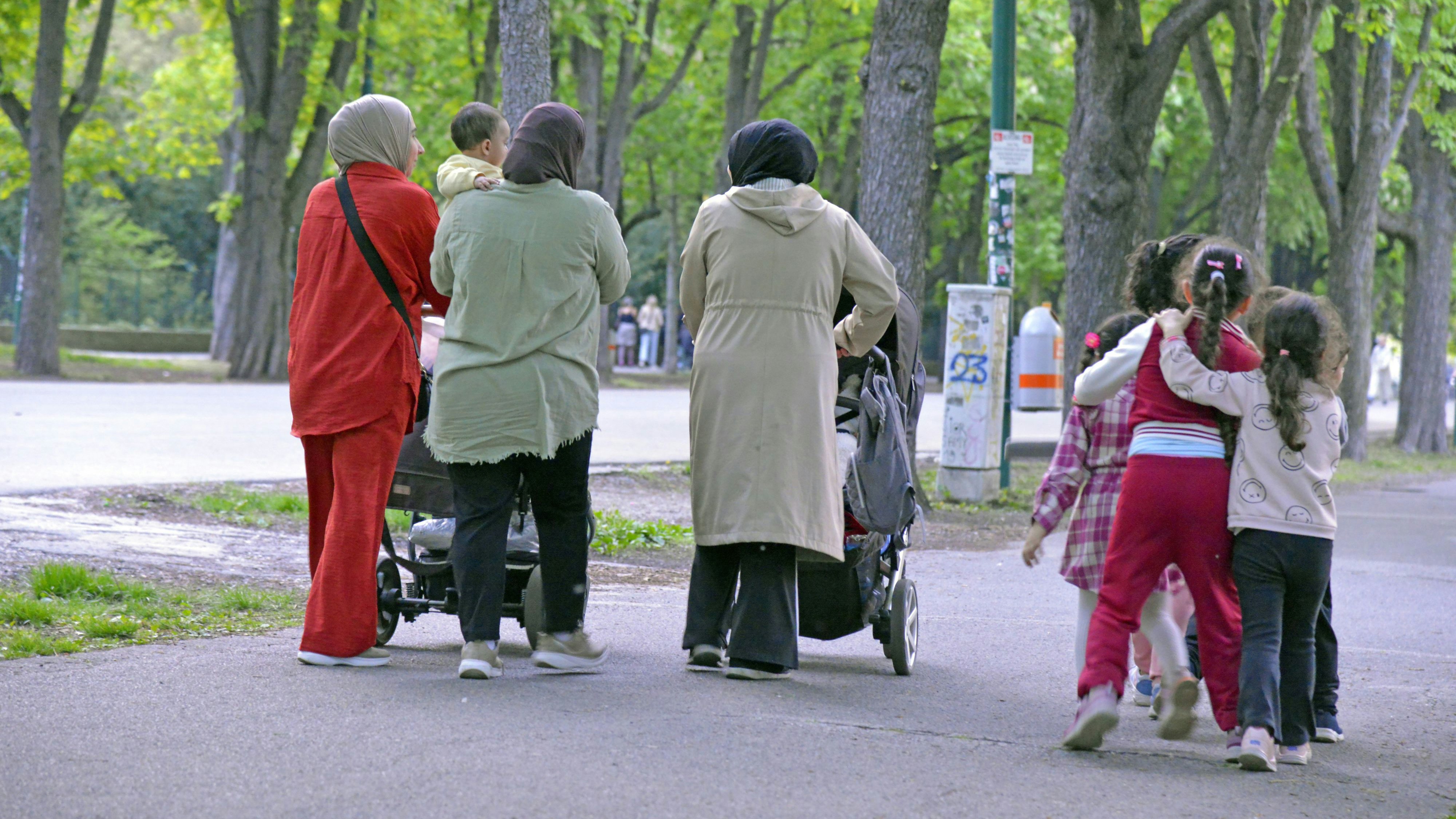 ein Bosnier, seine Frau und deren acht Kinder jeden Monat 7250,77 Euro vom Staat.