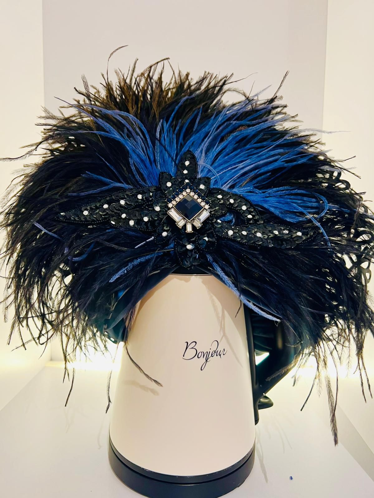 Julian F. M. Stöckl ist für seinen ausgefallenen Kopfschmuck bekannt. Auch für den Opernball entschied er sich für ein besonders extravagantes Kopfaccessoire.