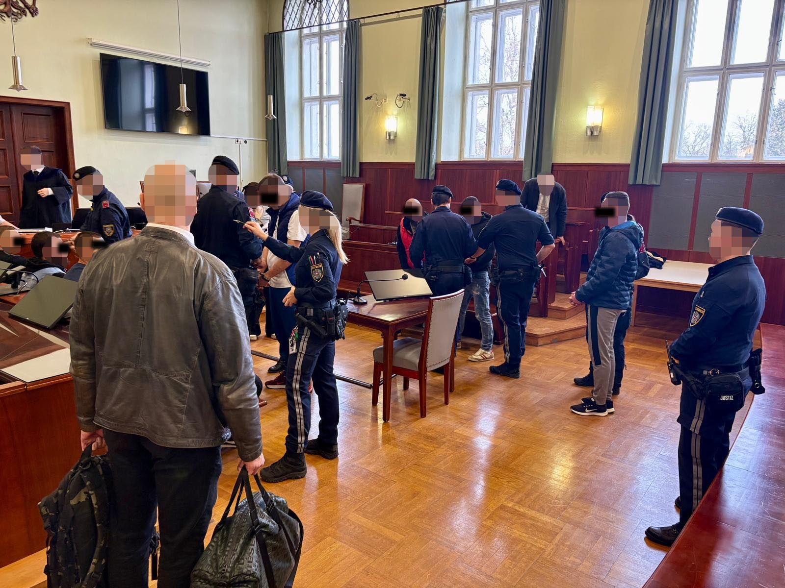 Baumaschinen um 300.000 Euro gestohlen: Prozess in Wr. Neustadt